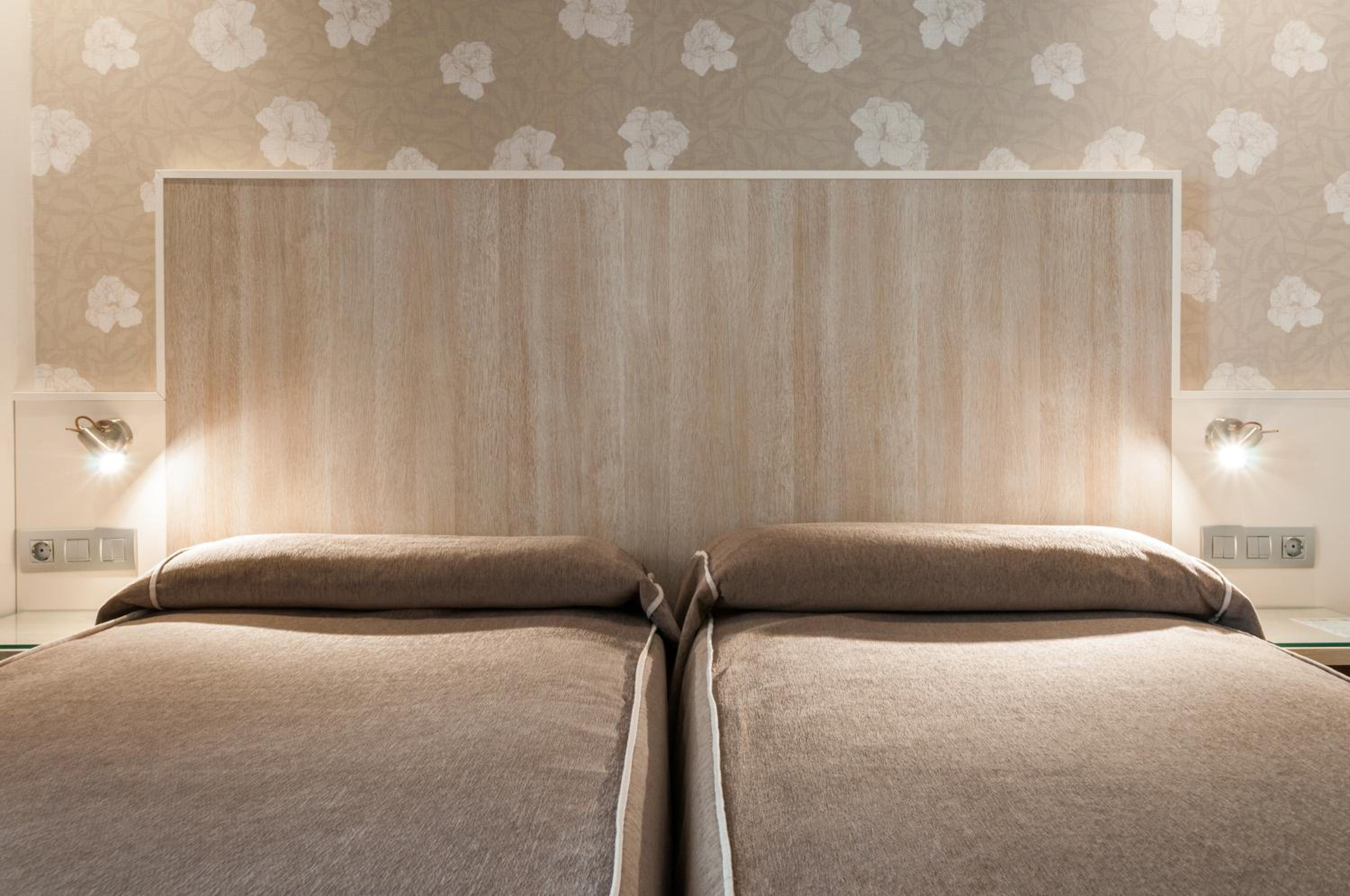 Double or Twin Room thumbnail 5