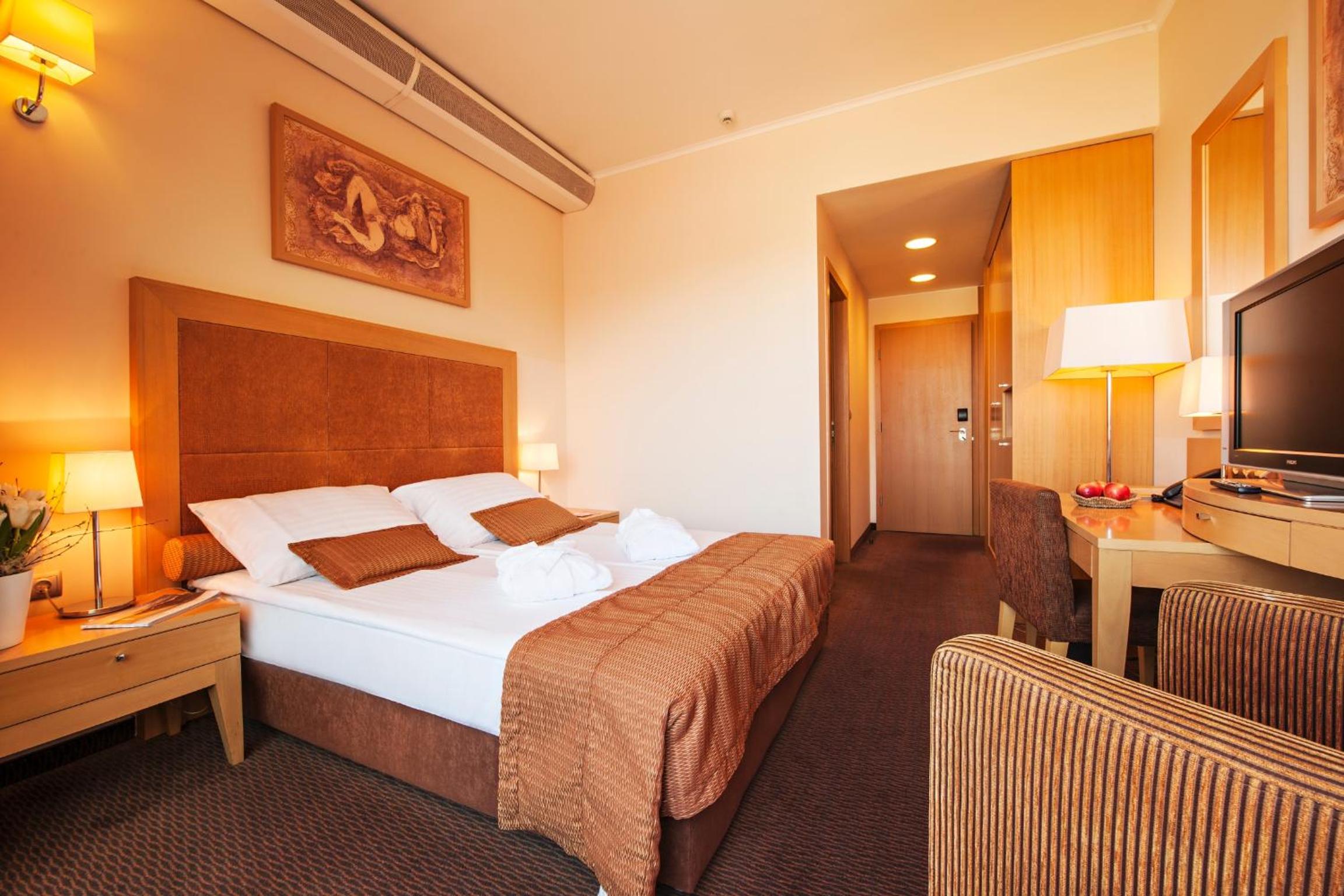 Economy Double Room with Balcony - Photo 3