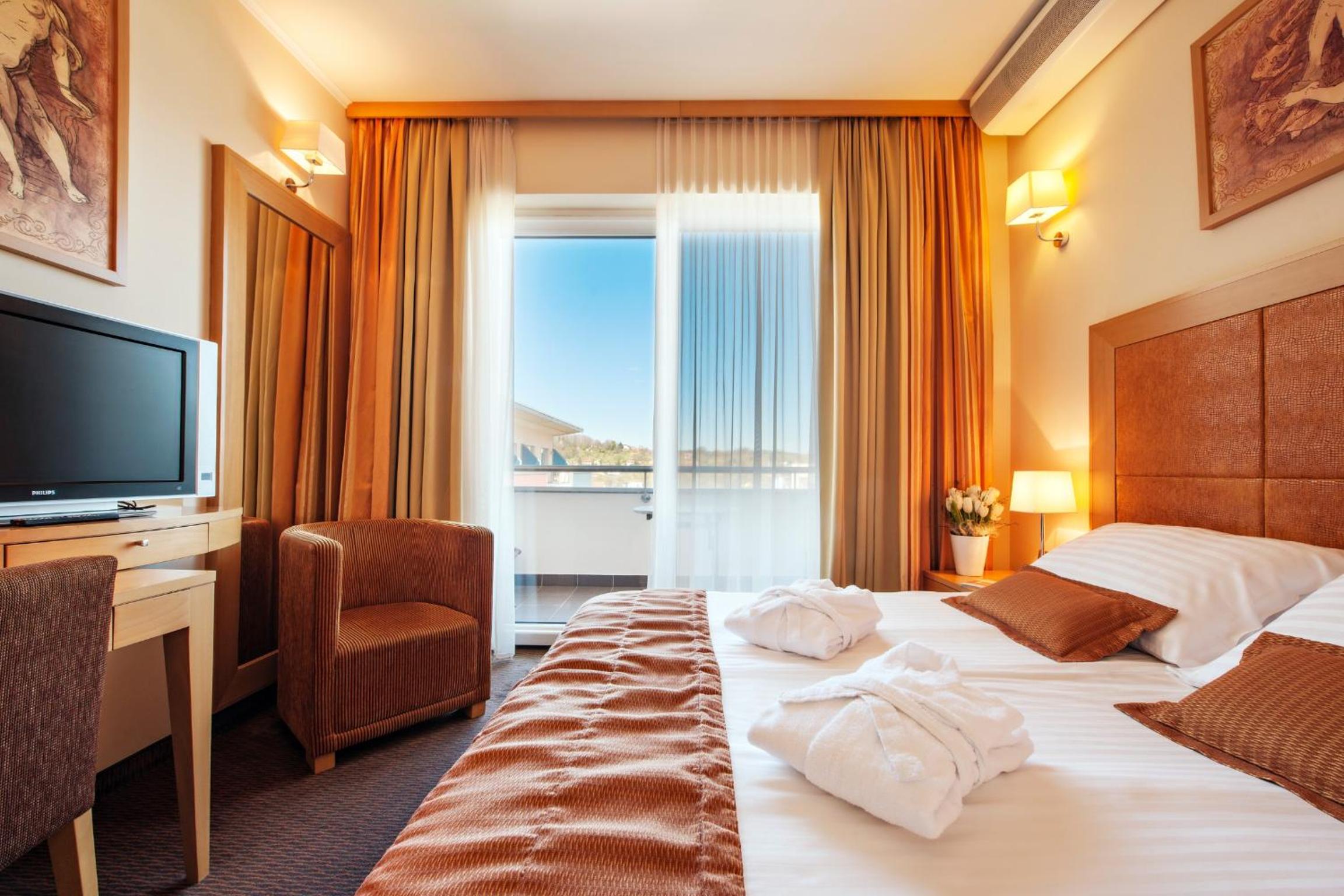Economy Double Room with Balcony - Photo 5