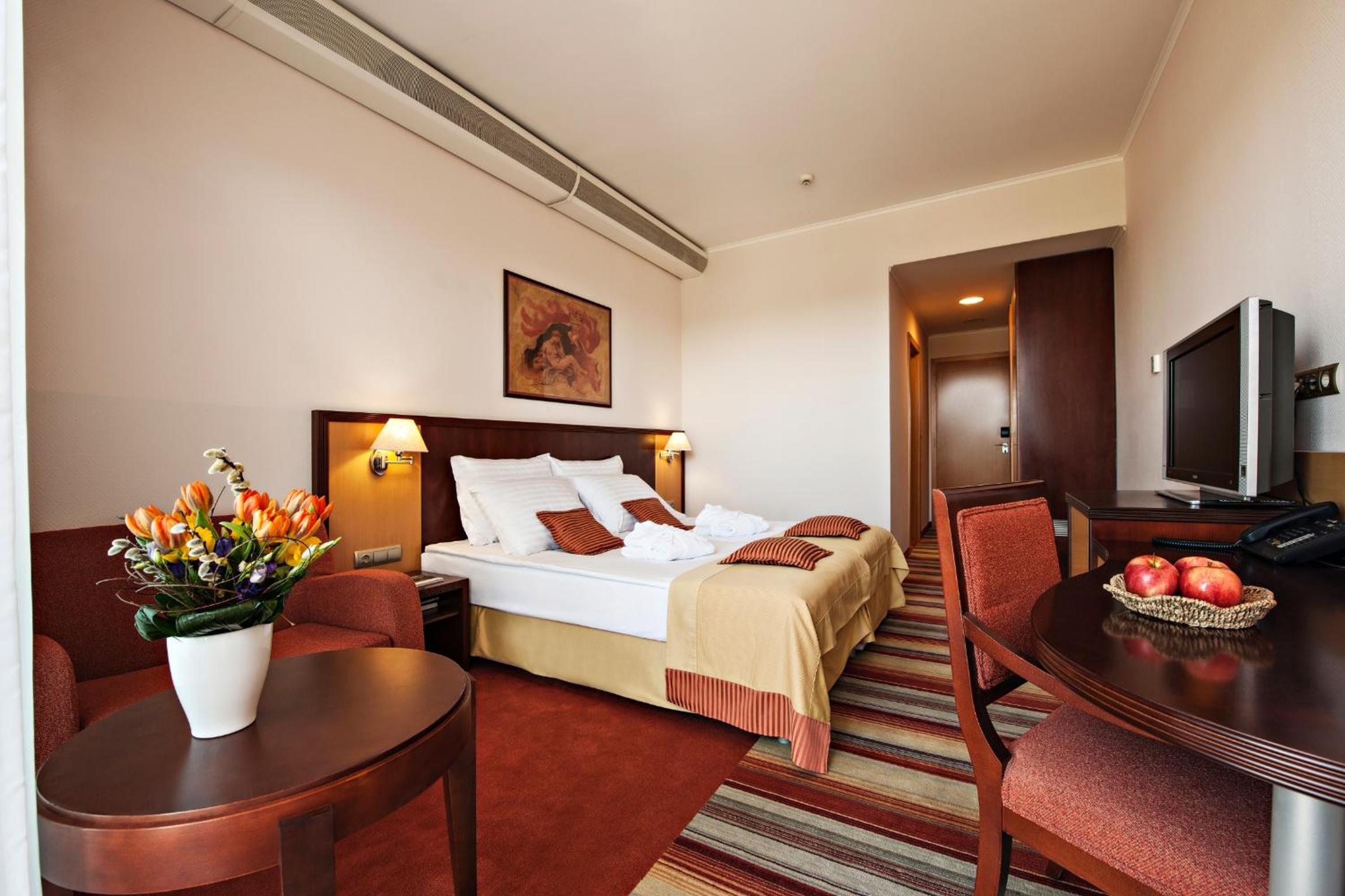 Standard Double Room with Balcony - Photo 2