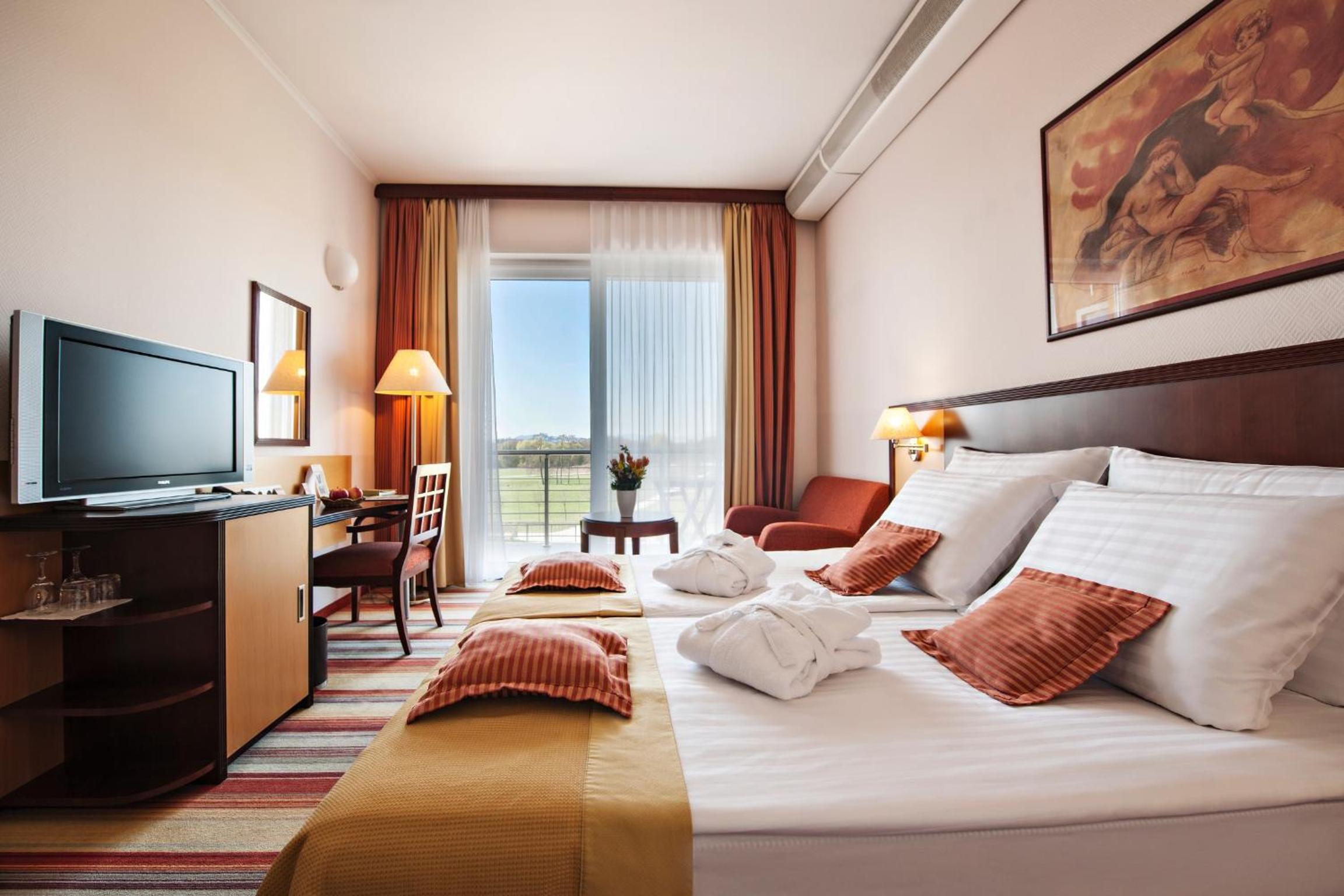 Standard Double Room with Balcony - Photo 4