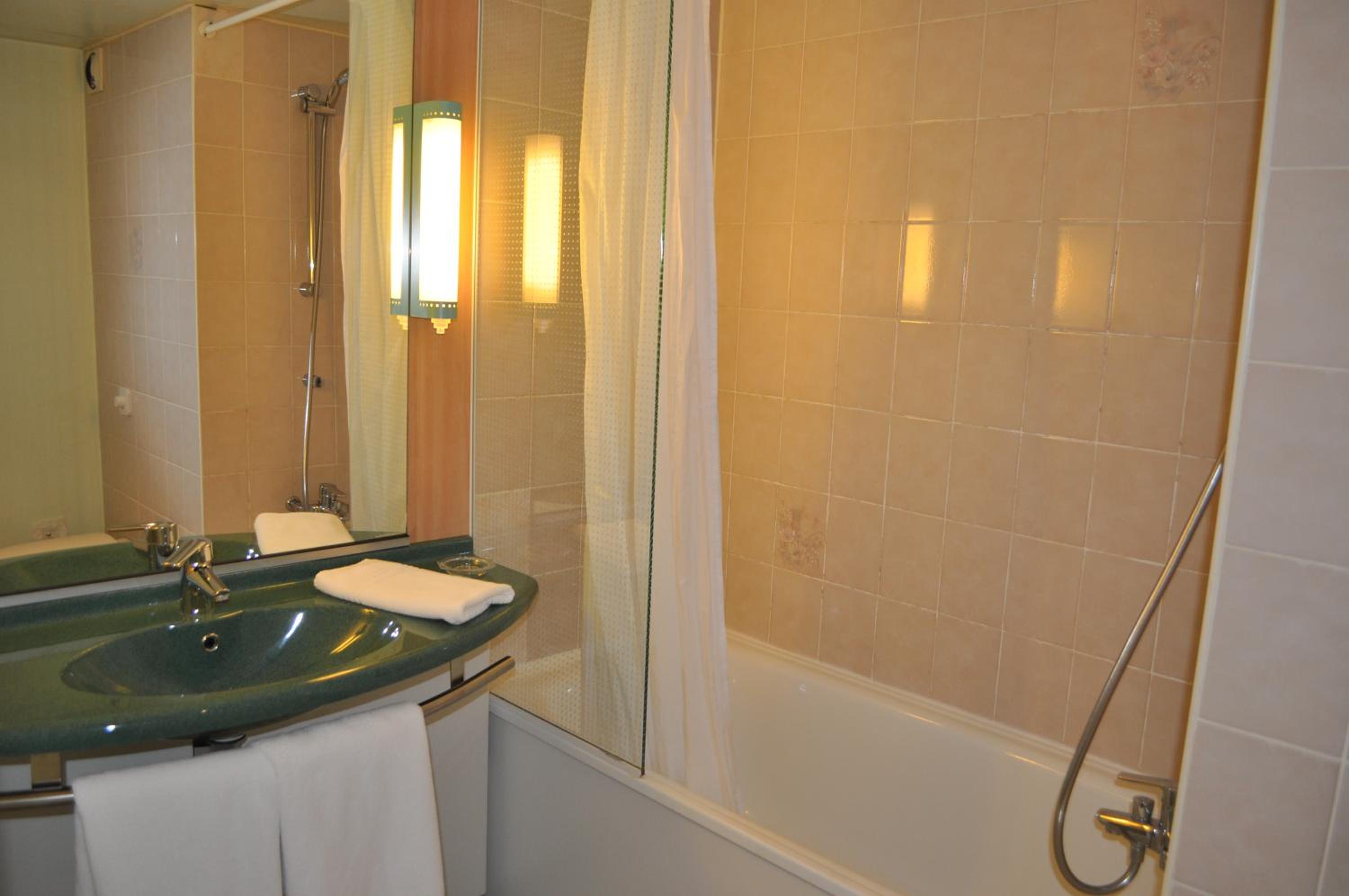 Standard Room with One Double Bed and One Single Bed - Photo 2