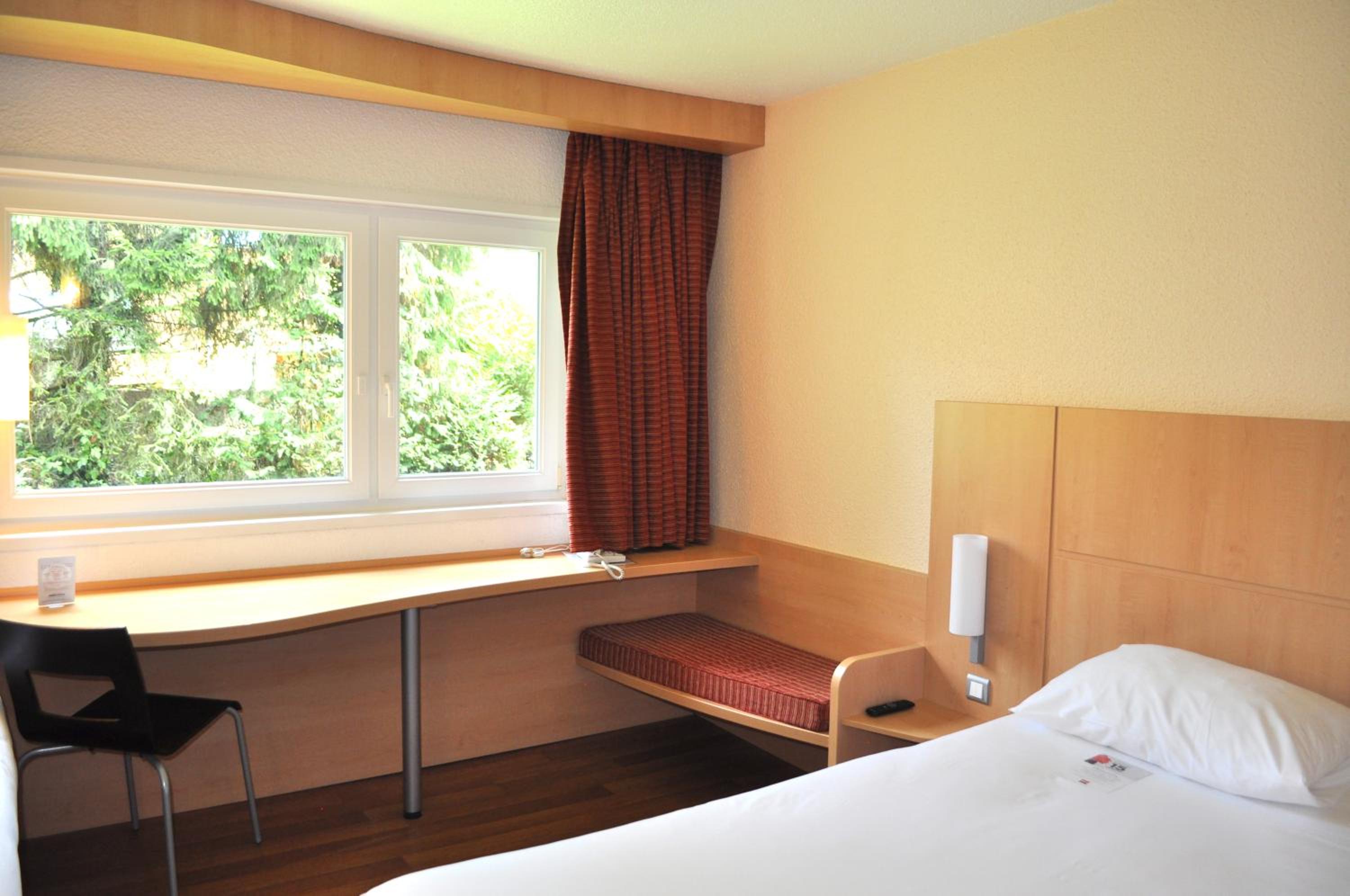 Standard Room with One Double Bed and One Single Bed - Photo 6