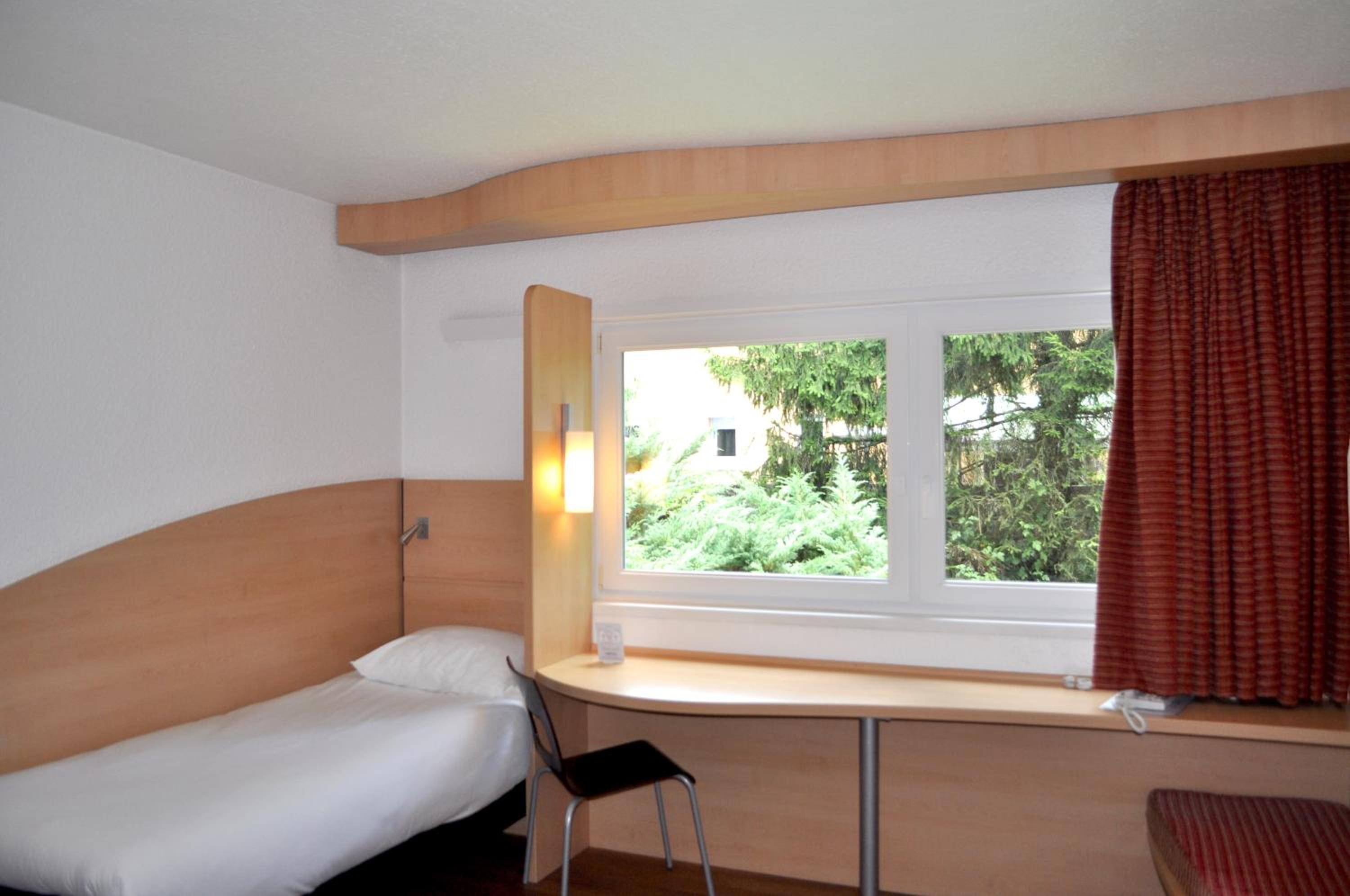 Standard Room with One Double Bed and One Single Bed - Photo 5