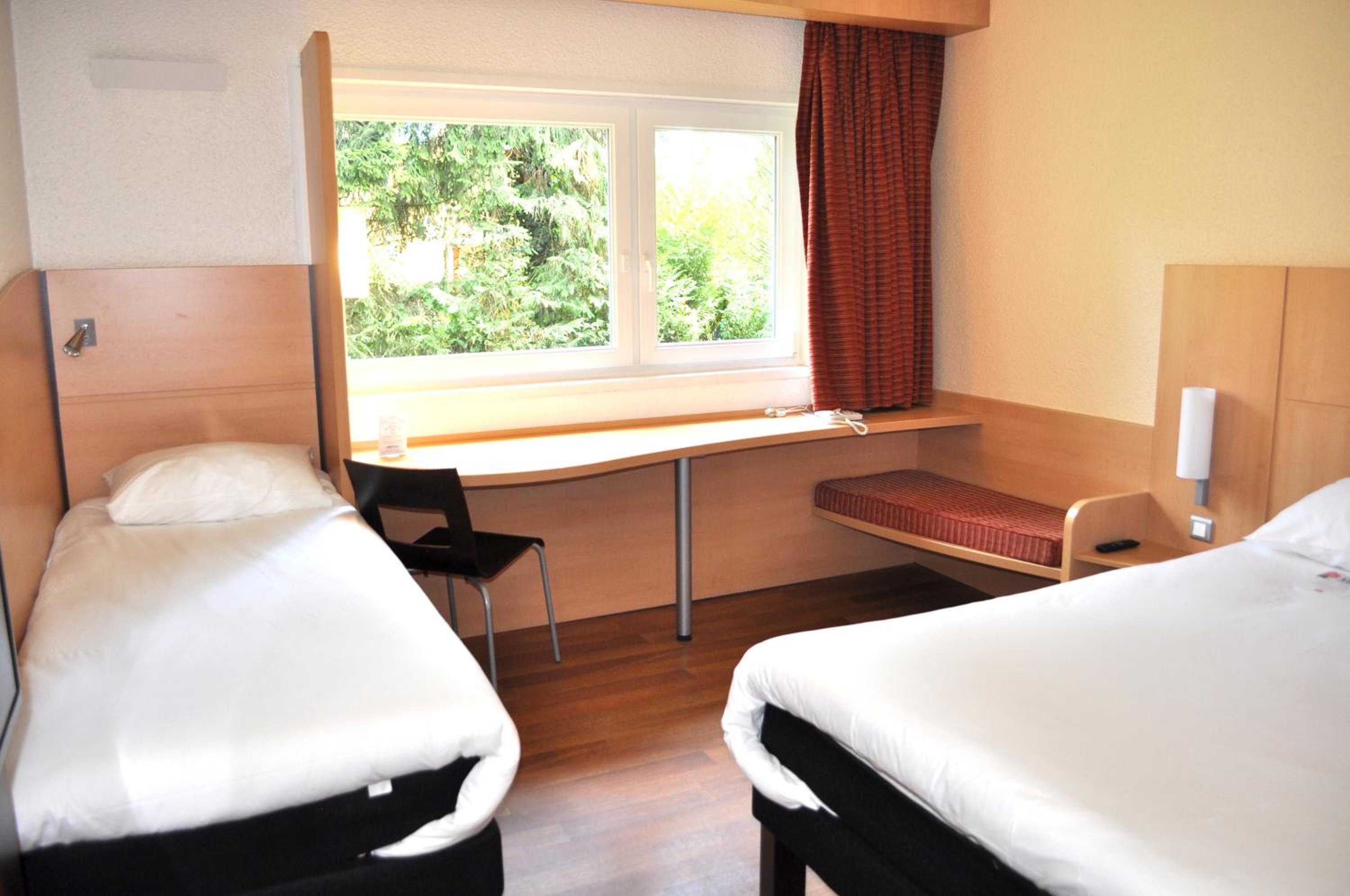 Standard Room with One Double Bed and One Single Bed - Photo 4