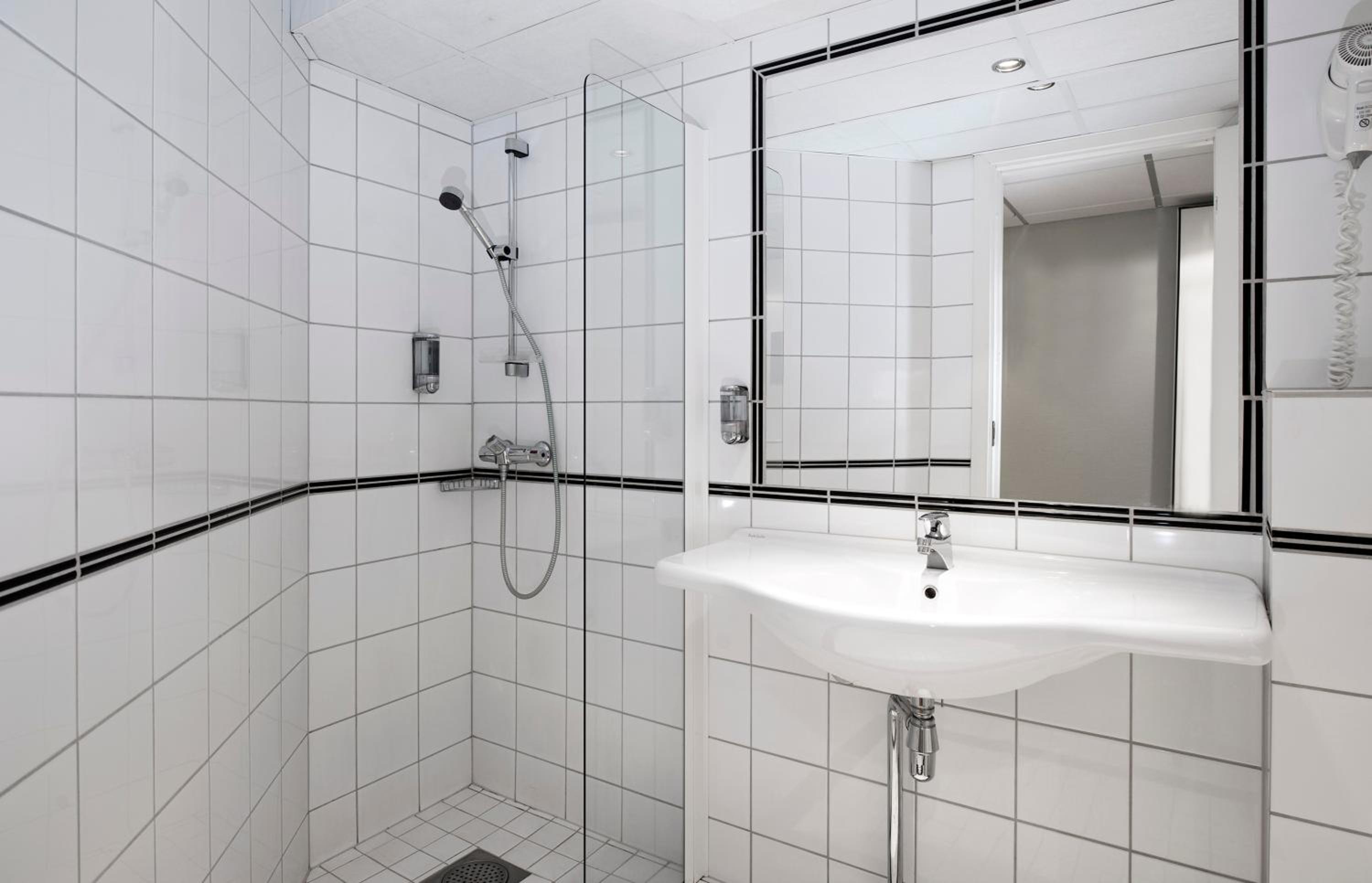 Twin Room - Photo 2