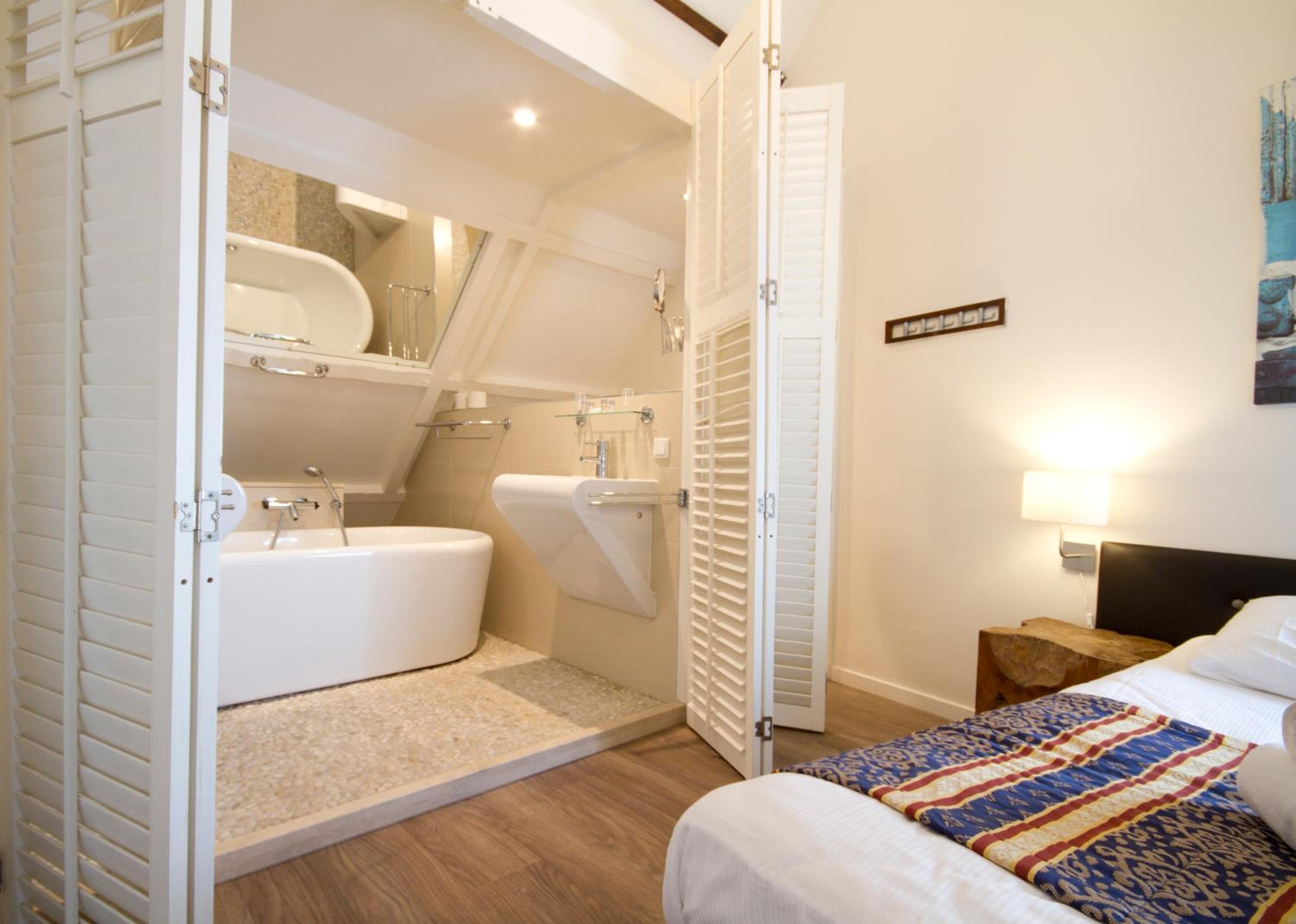 Deluxe Double Room thumbnail 5