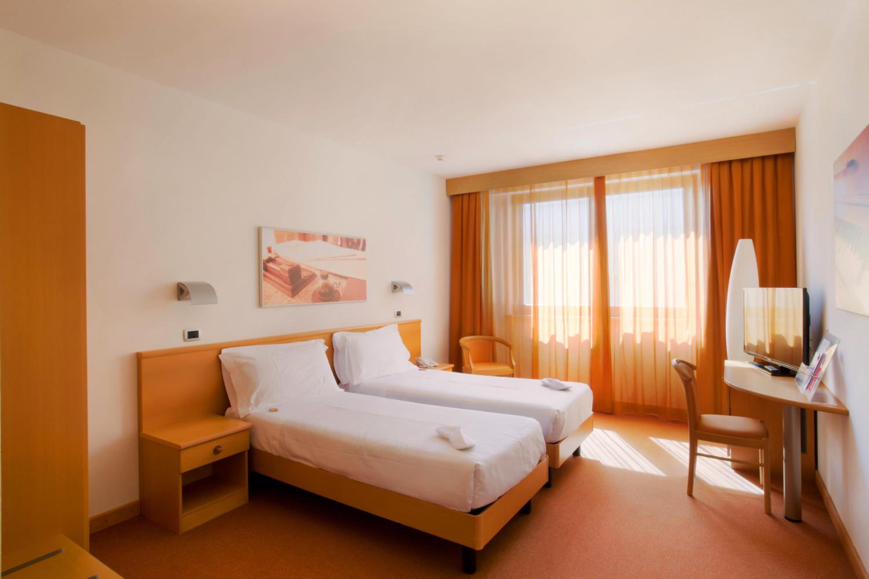 Twin Room - Photo 3