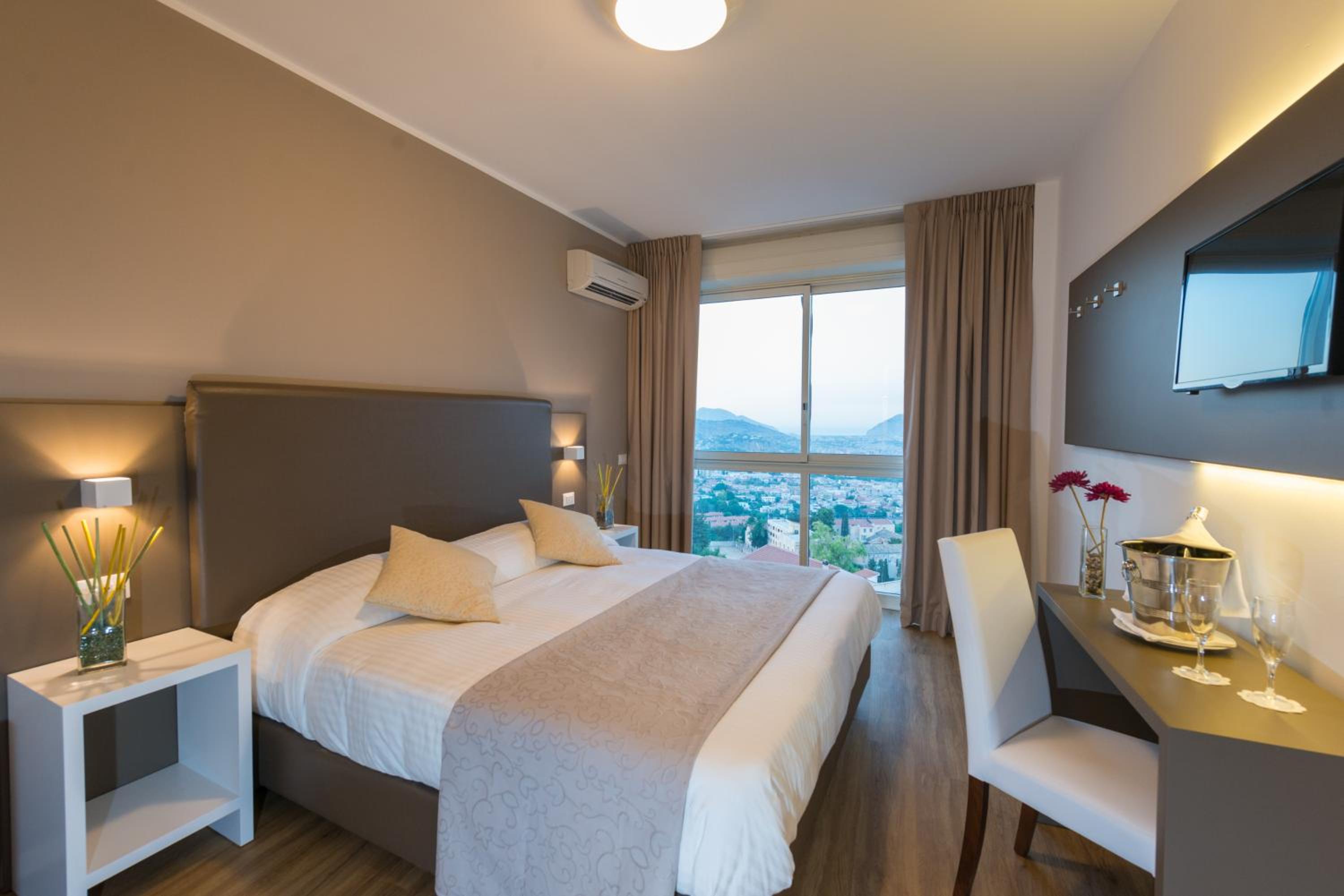 Superior Double Room with View - Photo 11