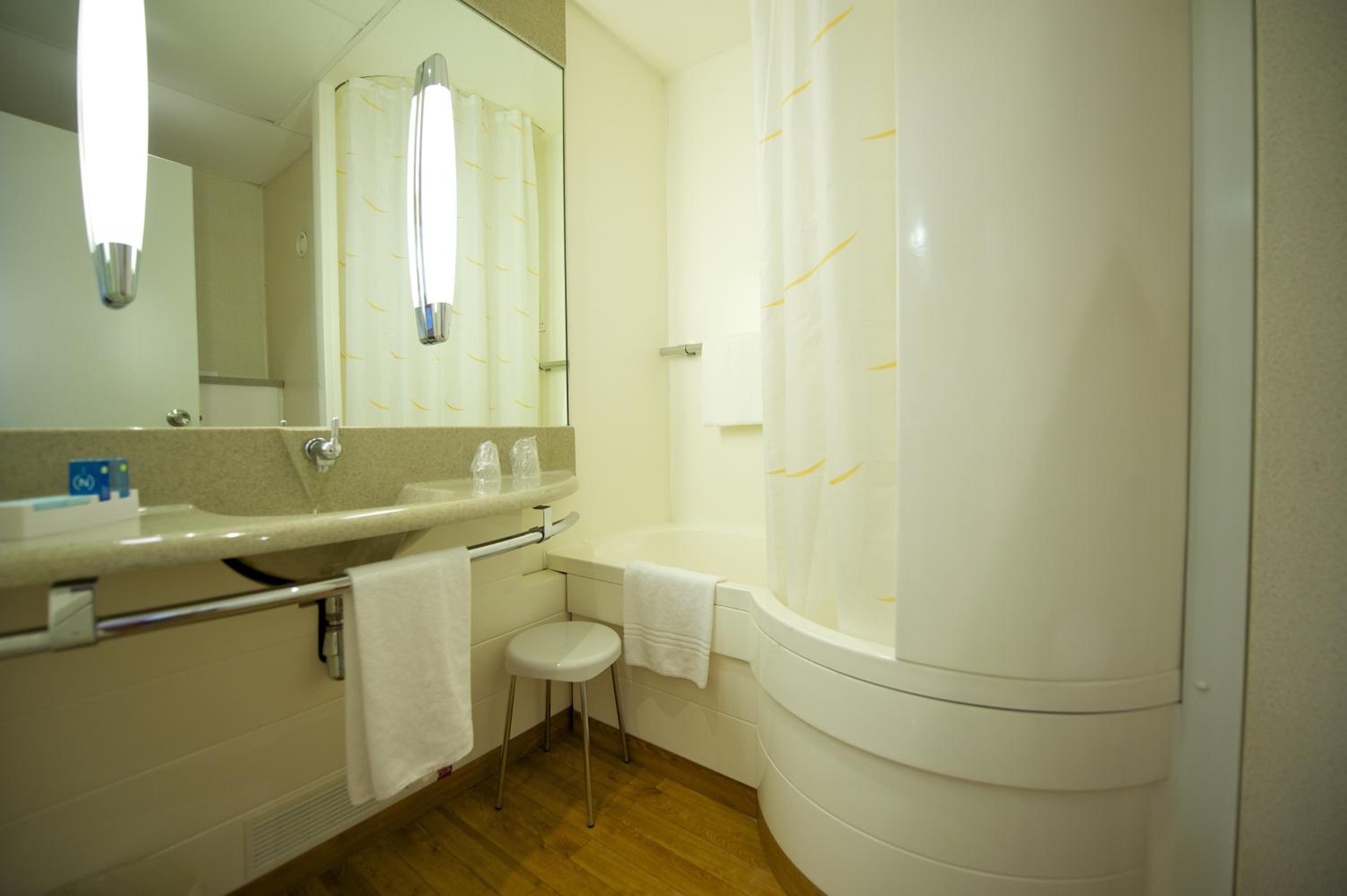 Standard King Room with Sofa Bed - Photo 2