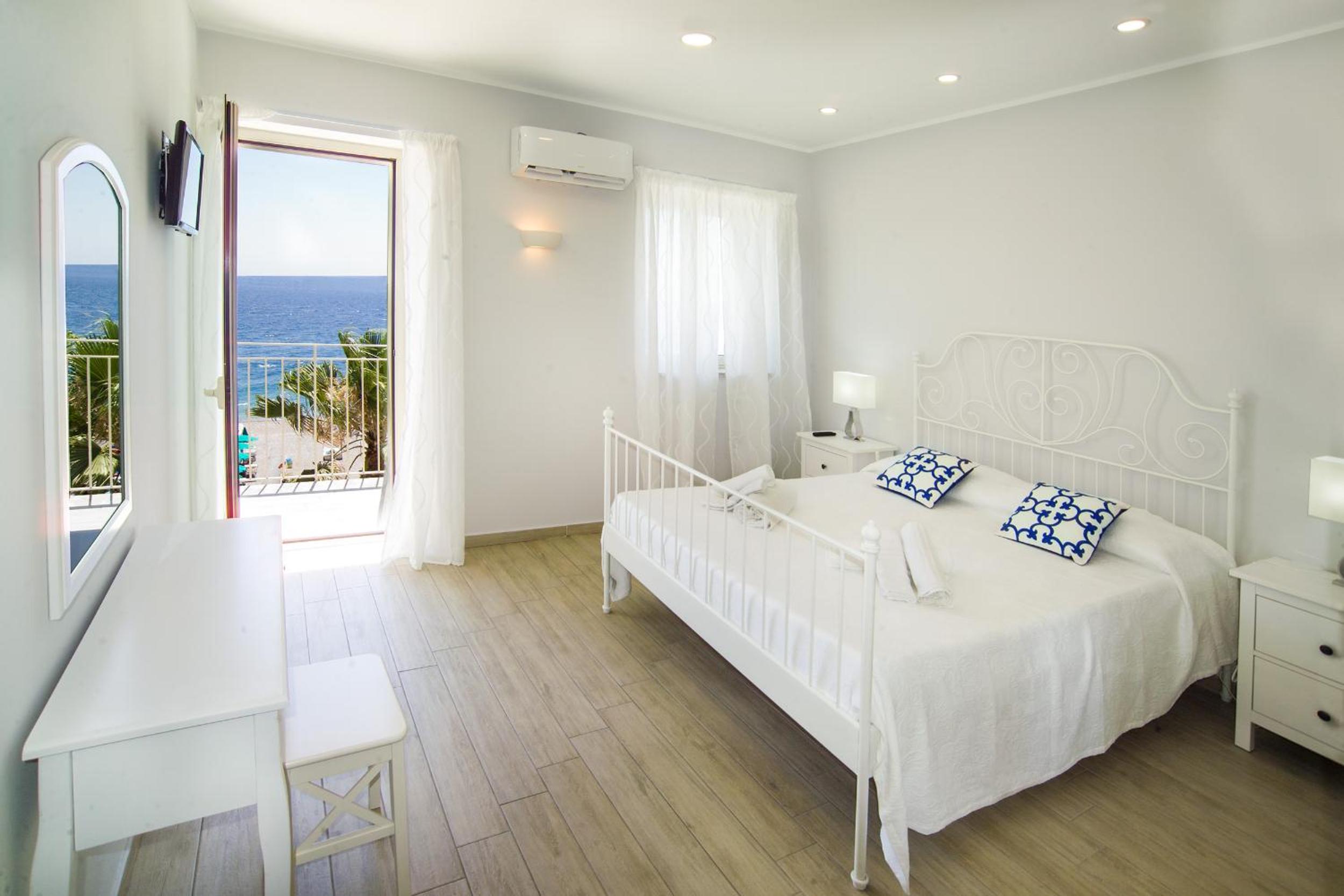 Deluxe Double Room with Balcony and Sea View photo 3