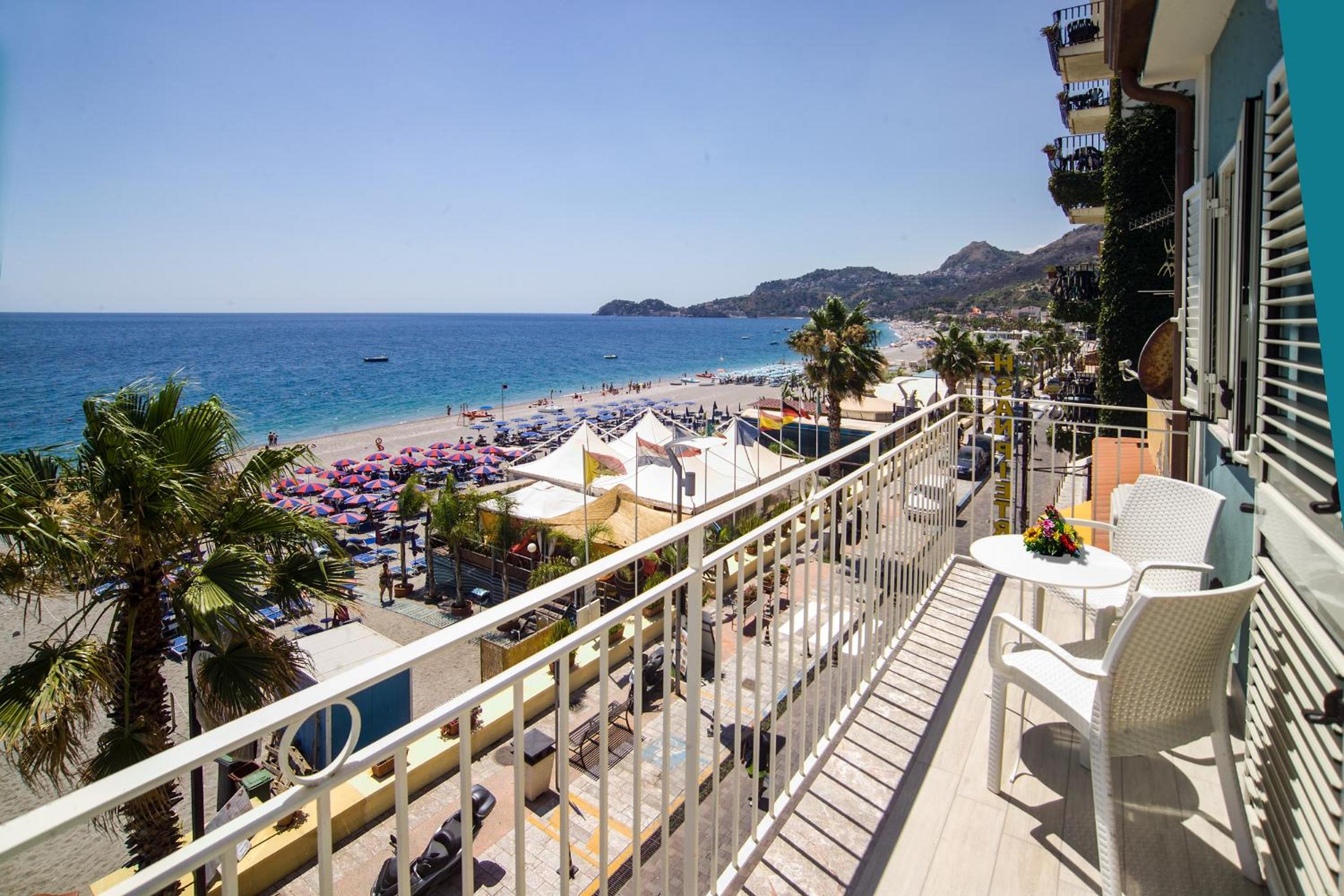 Deluxe Double Room with Balcony and Sea View photo 2