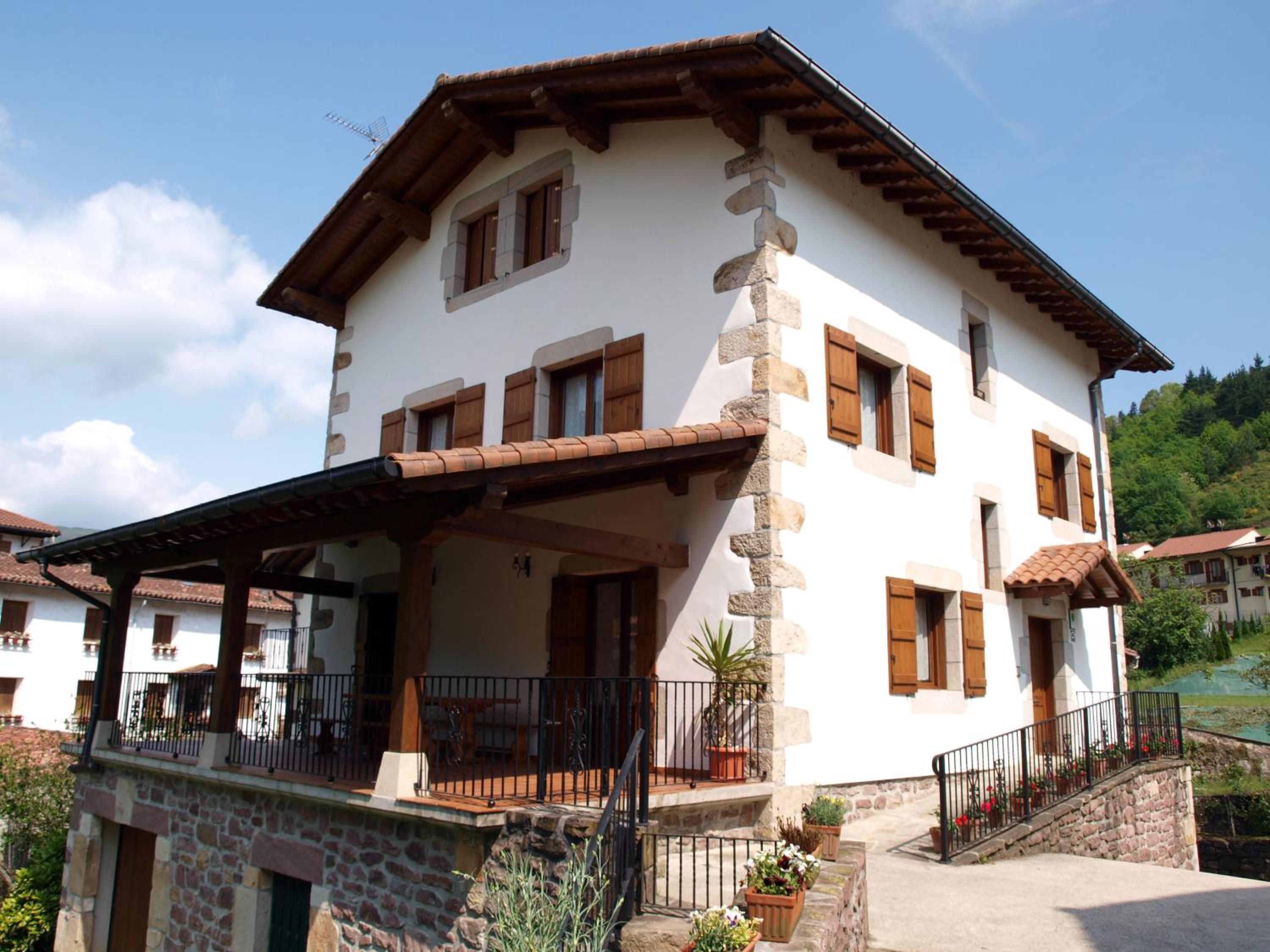 Seven-Bedroom House photo 1