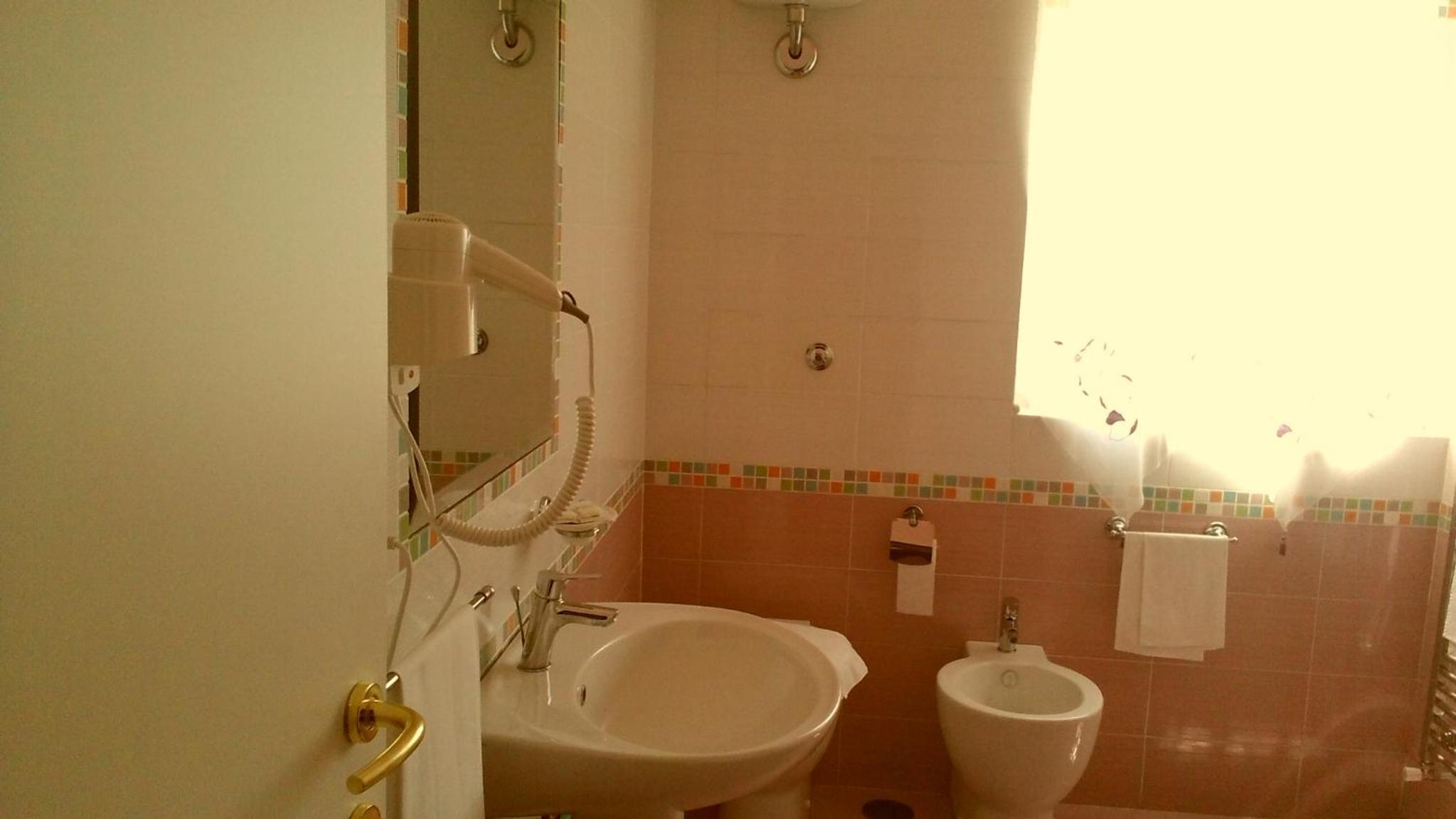 Double Room - Photo 5
