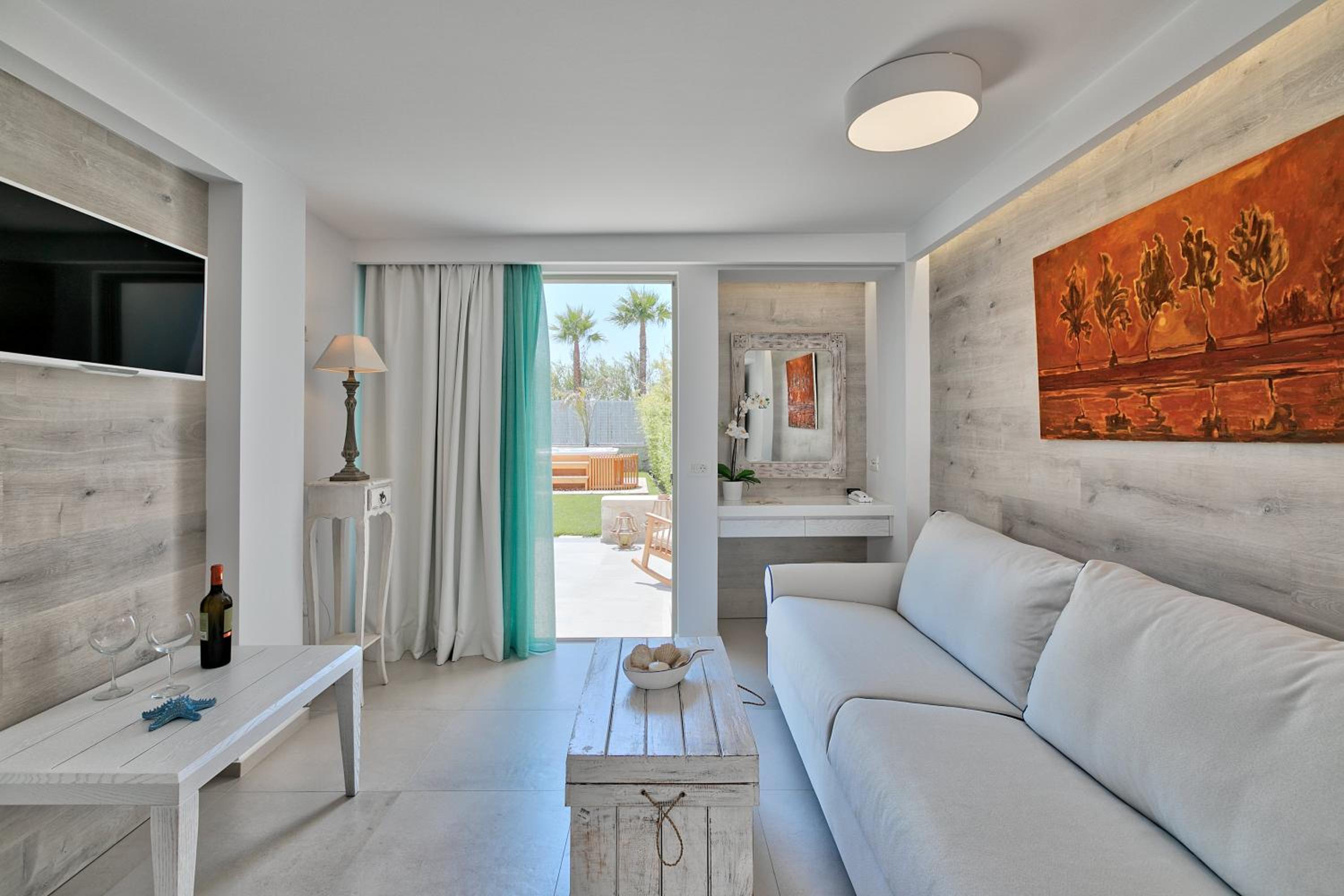Perla Suite with Jacuzzi photo 2