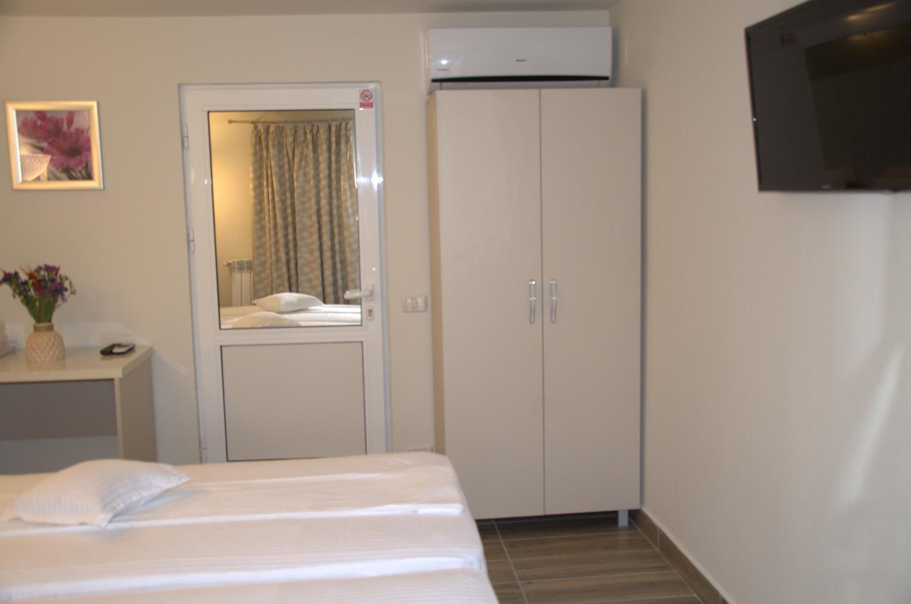 Double Room - Photo 3