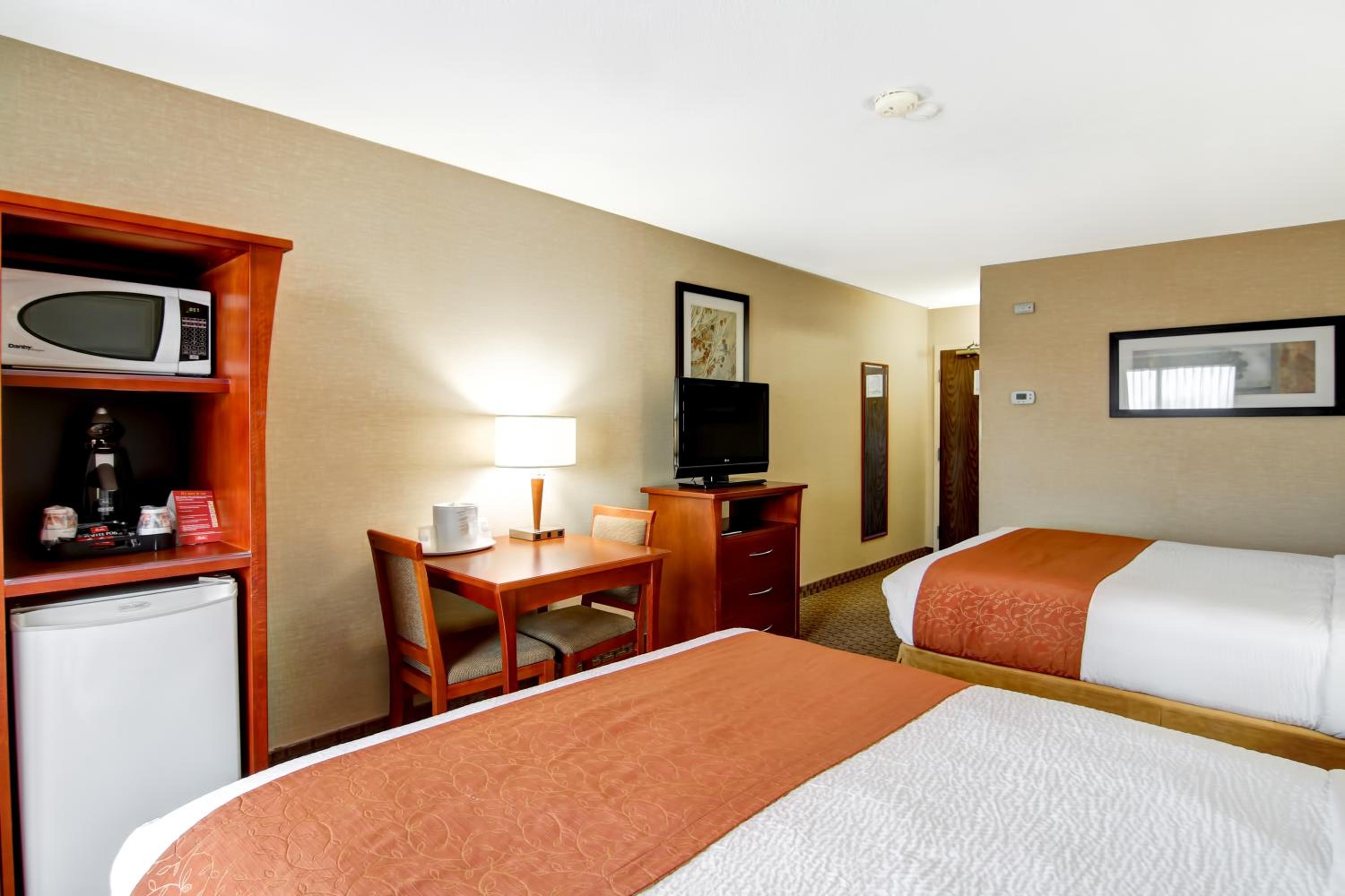 Queen Room with Two Queen Beds - Non-Smoking - Photo 5