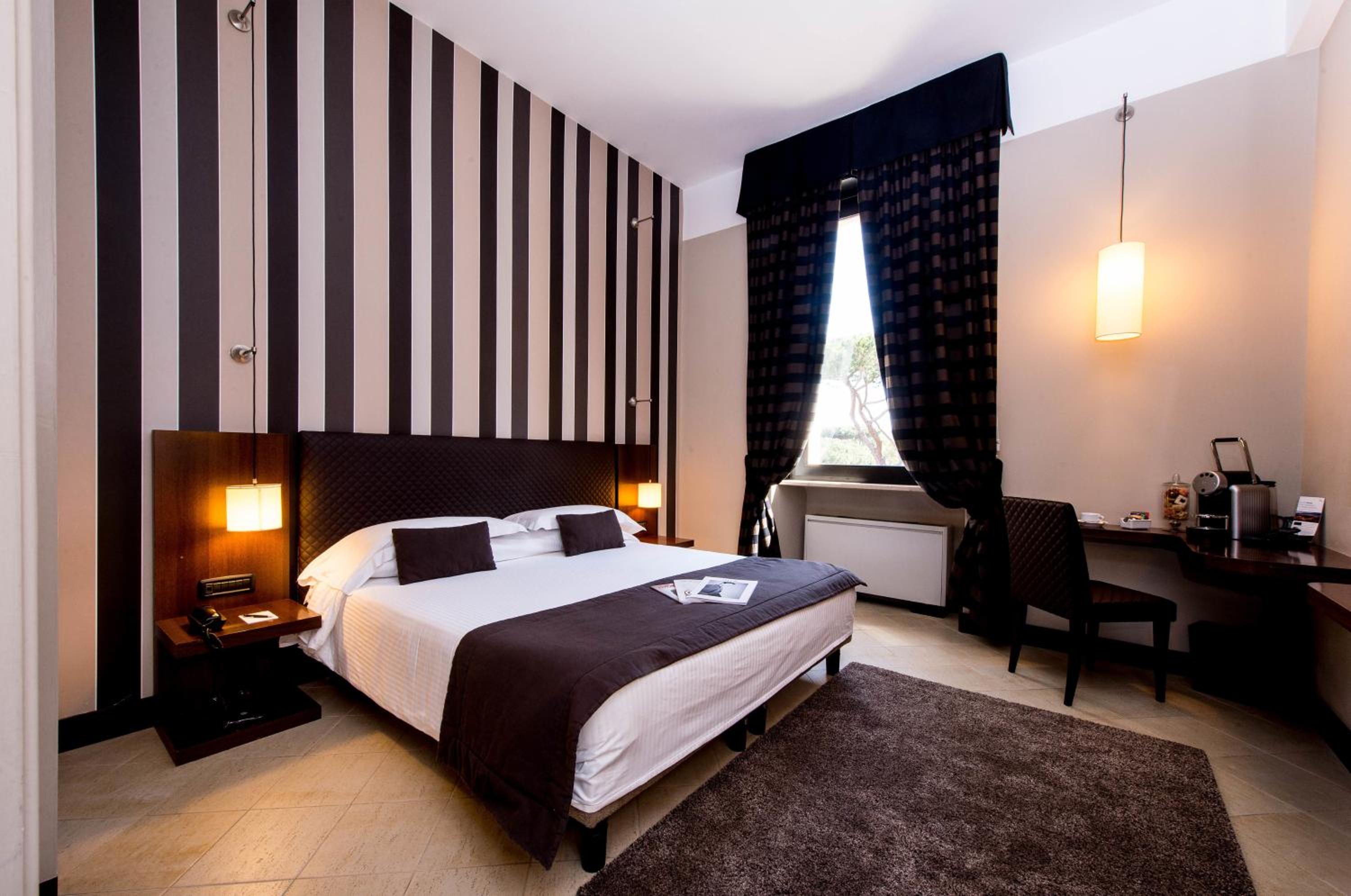 Deluxe Double Room thumbnail 6