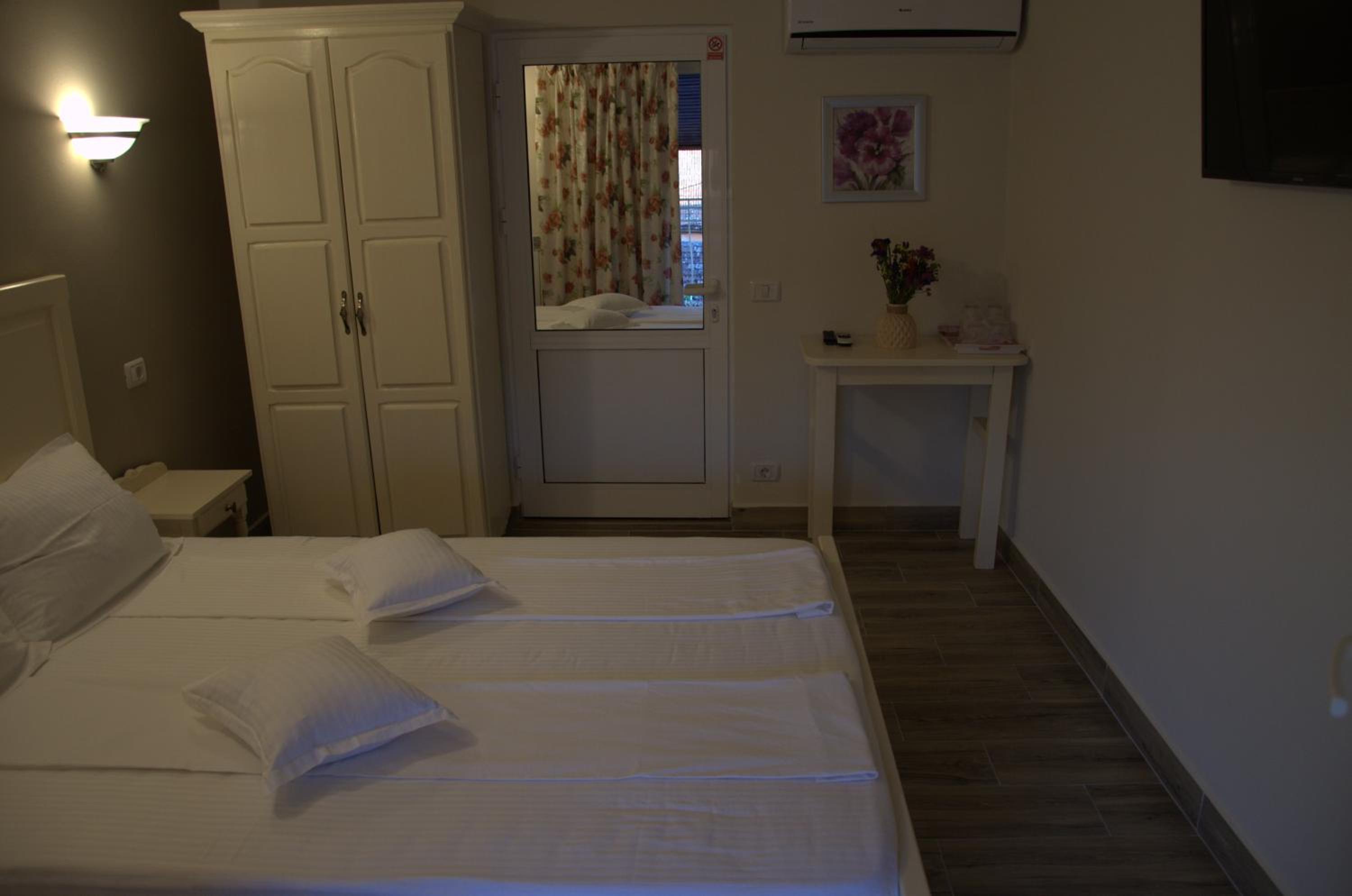 Twin Room - Photo 10