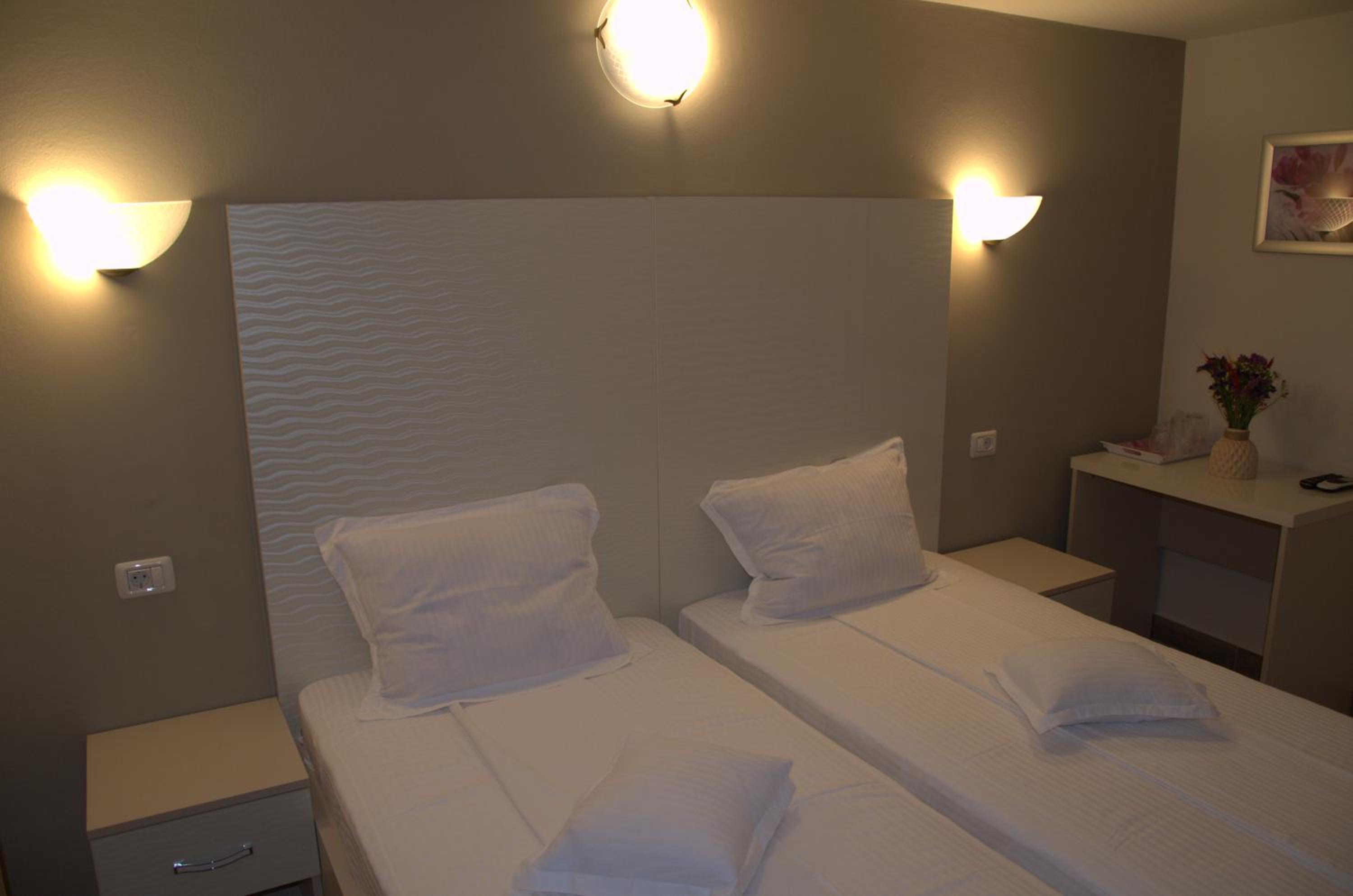 Twin Room - Photo 14