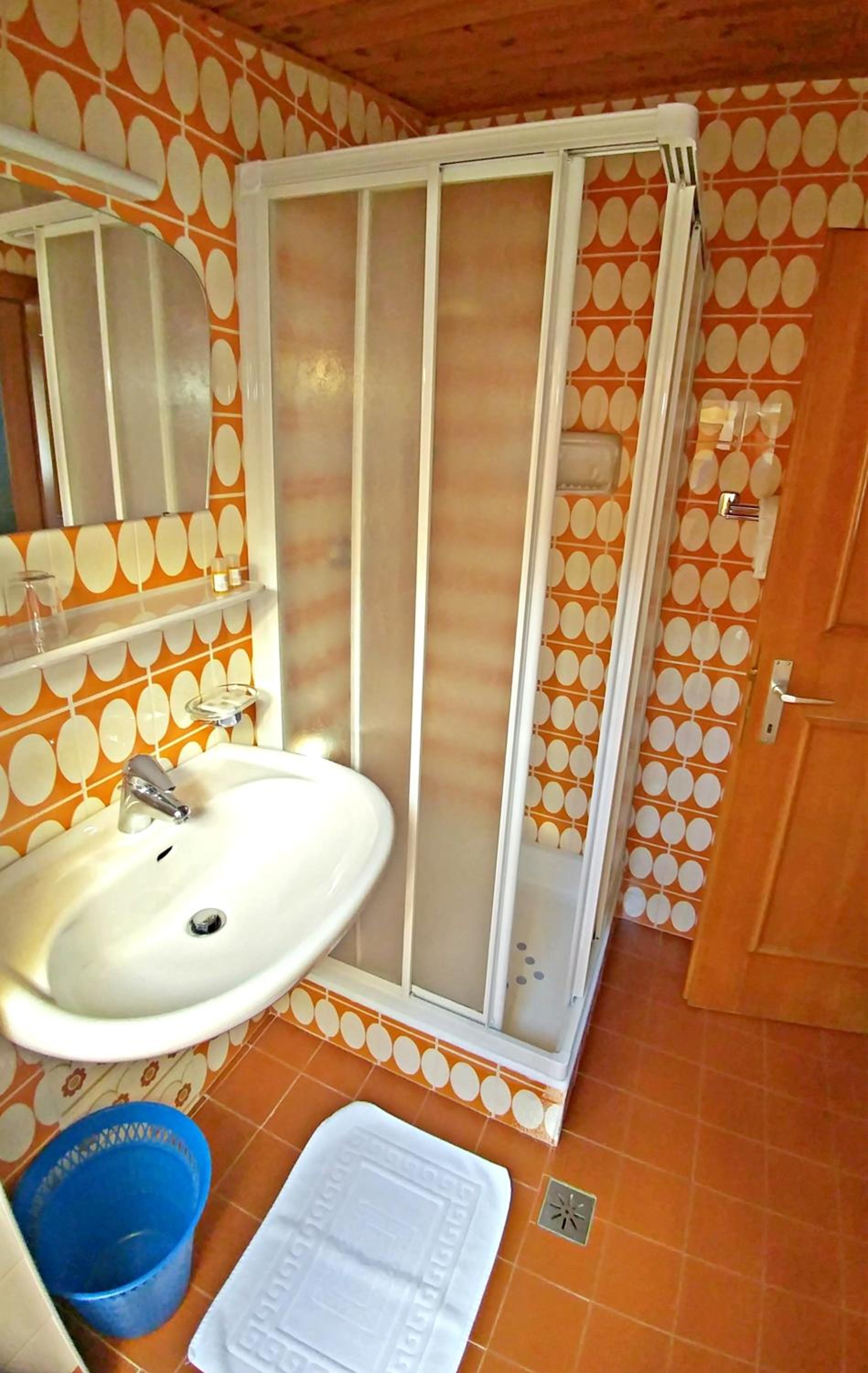Double Room with Balcony - Photo 12