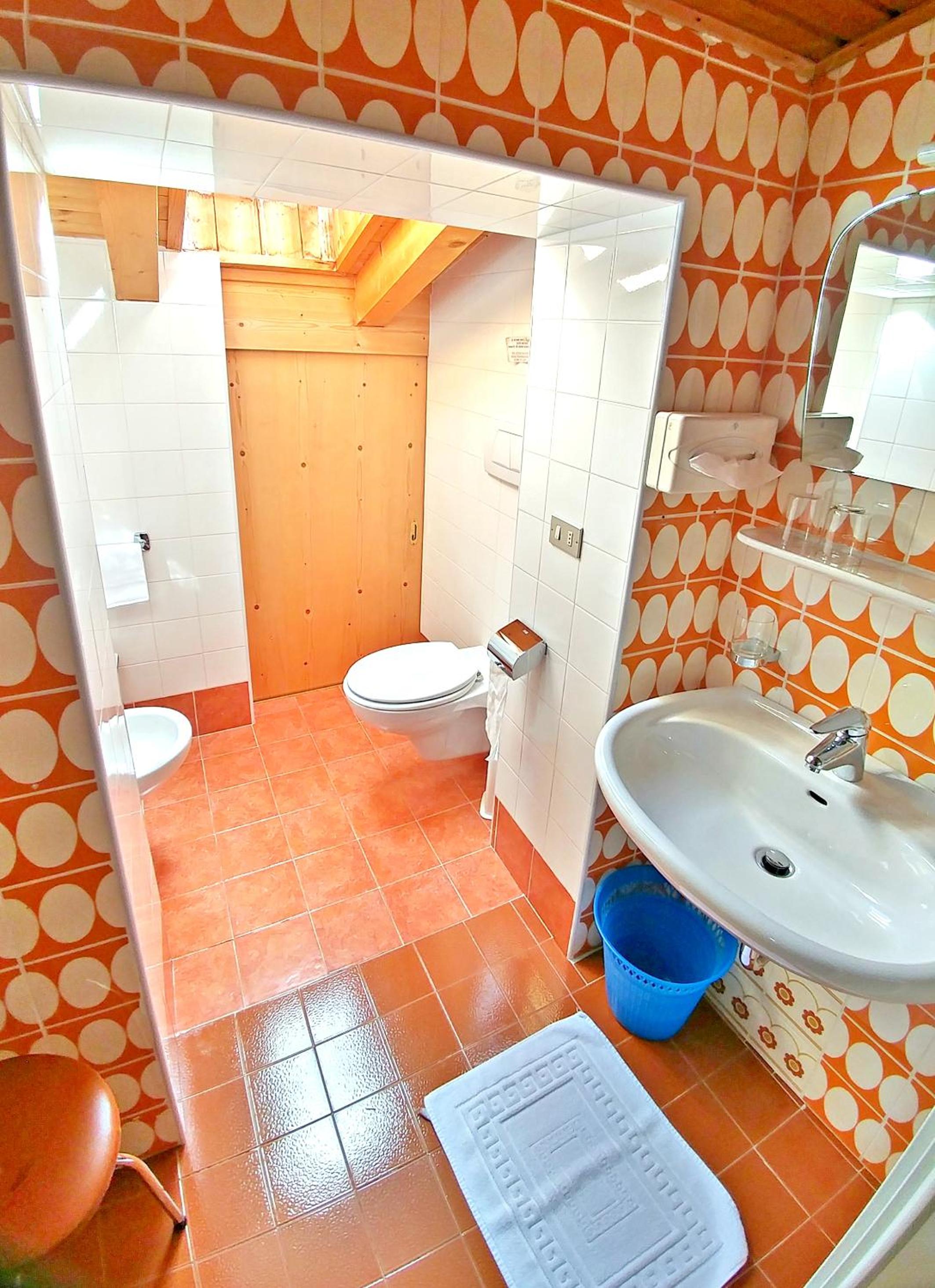 Double Room with Balcony - Photo 11
