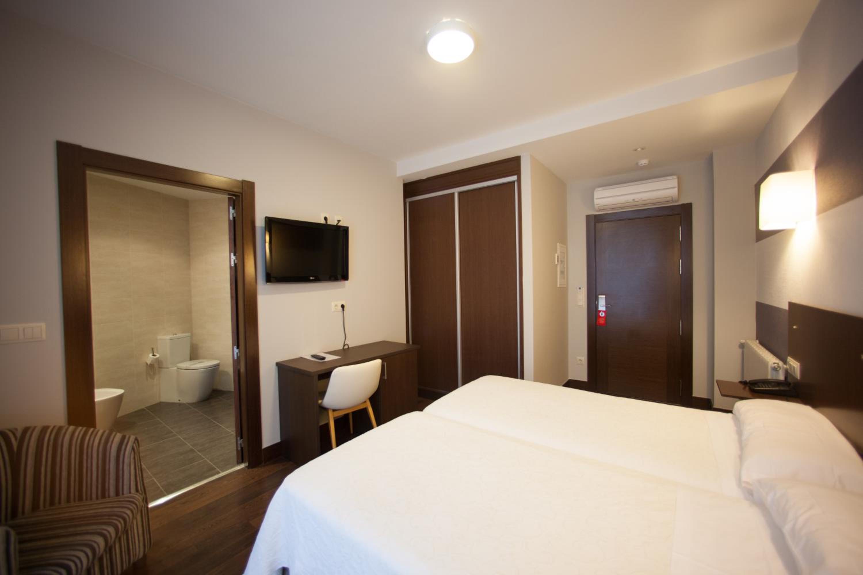 Double or Twin Room - Photo 8