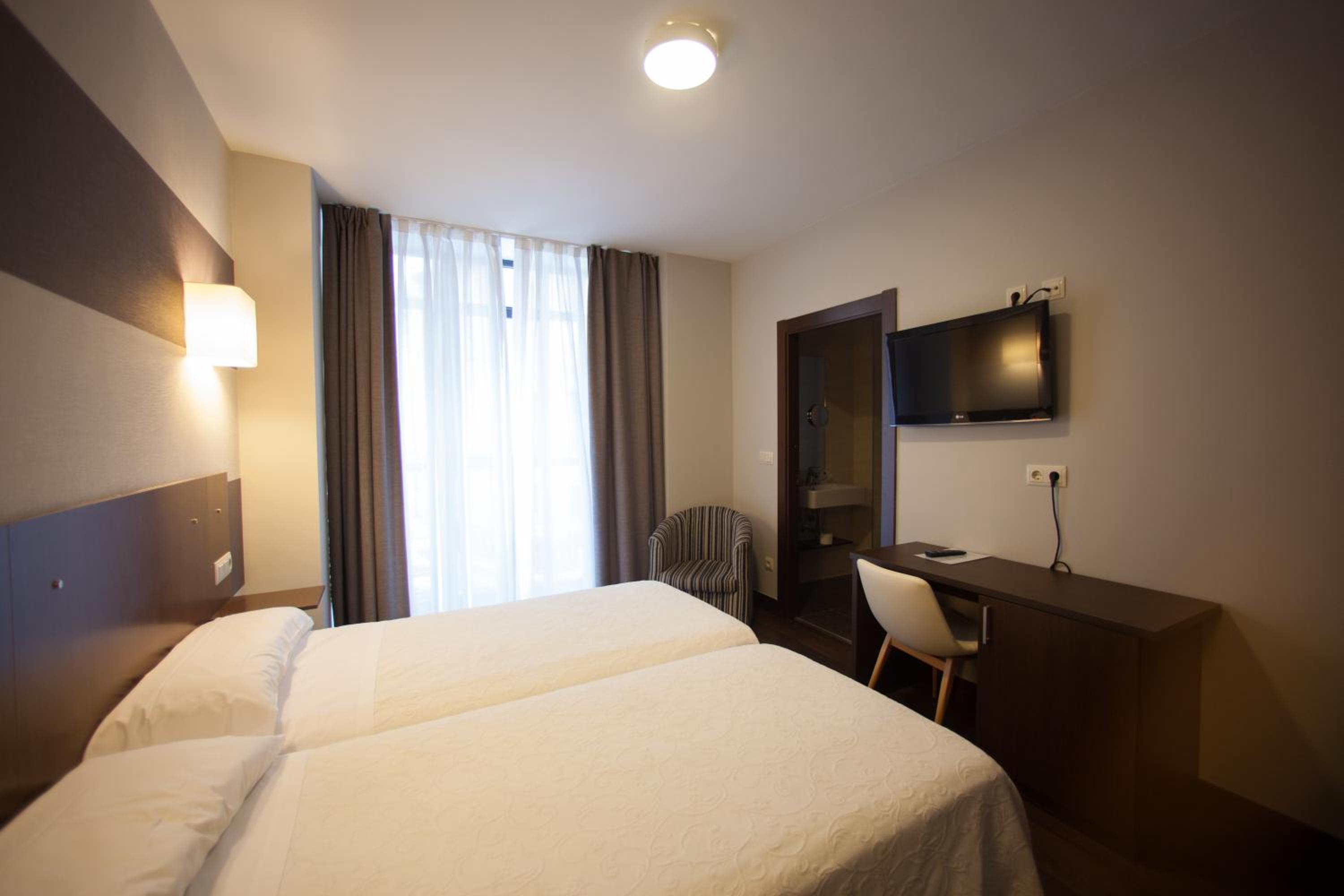 Double or Twin Room - Photo 7