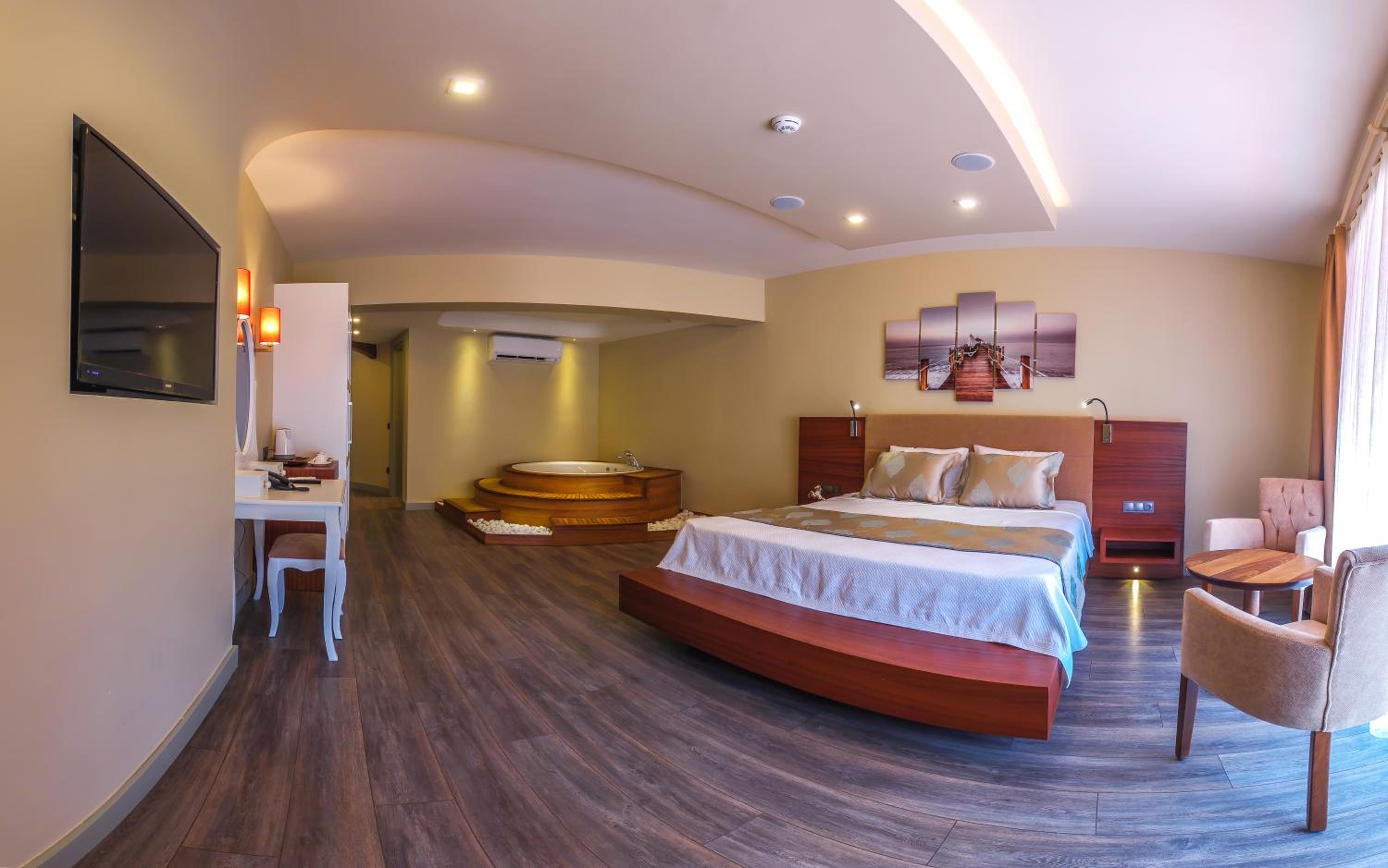 Deluxe Double Room with Extra Bed photo 3
