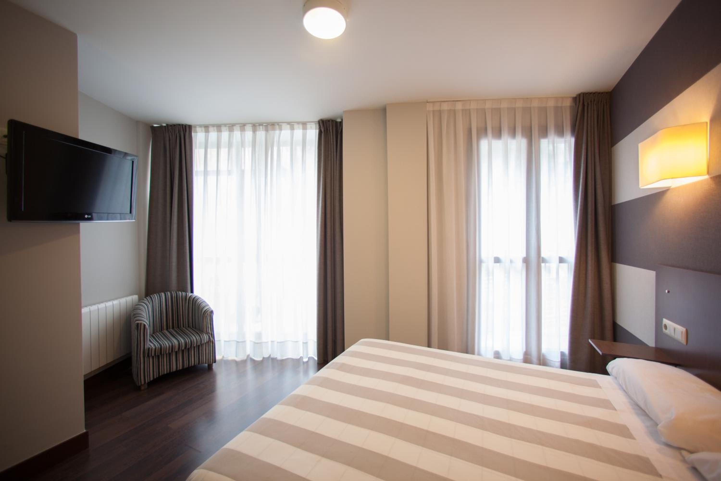Double or Twin Room - Photo 4