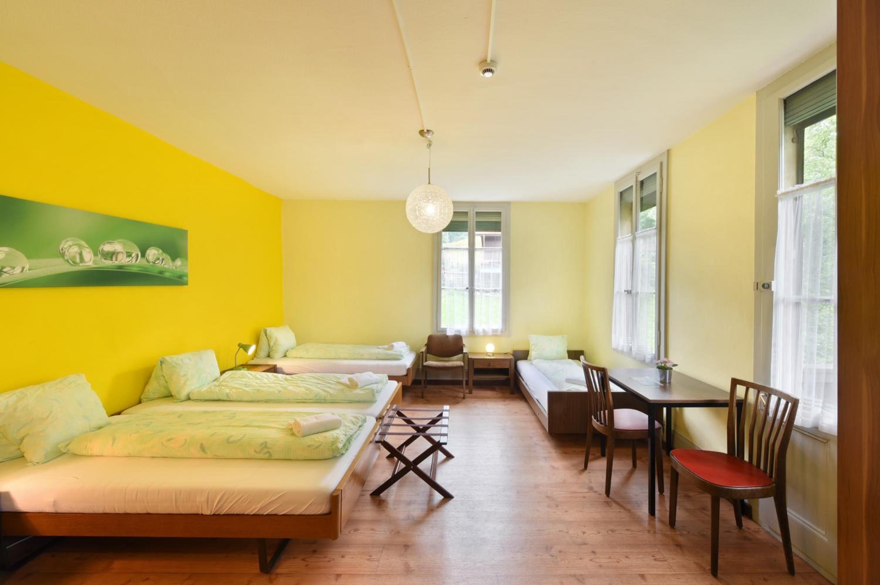 Quadruple Family Room with Shared Bathroom photo 3