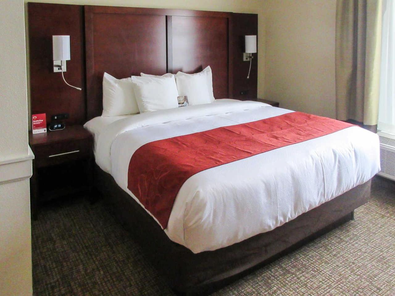 King Suite - Non-Smoking/Interior Hall photo 1