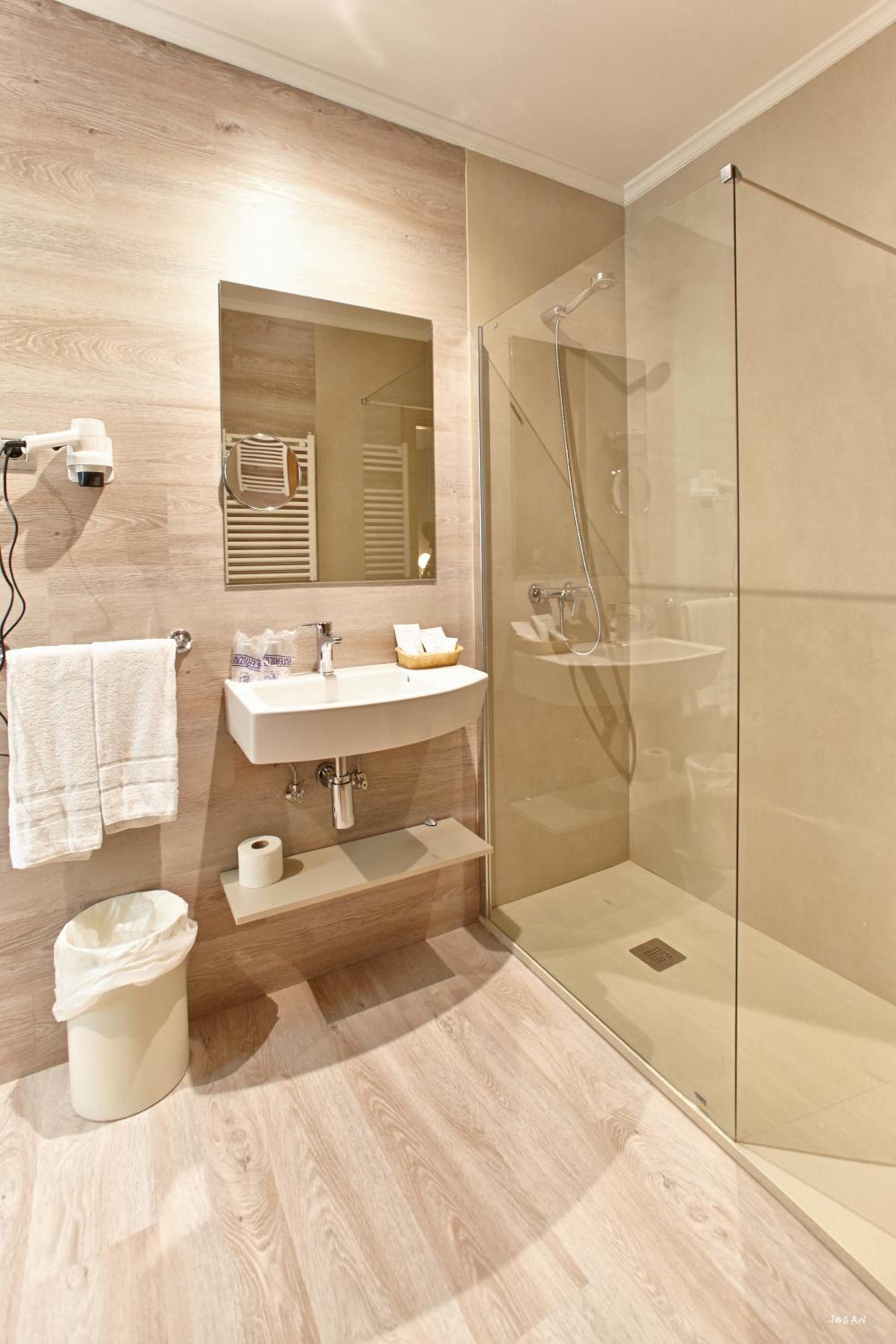 Double or Twin Room - Photo 13