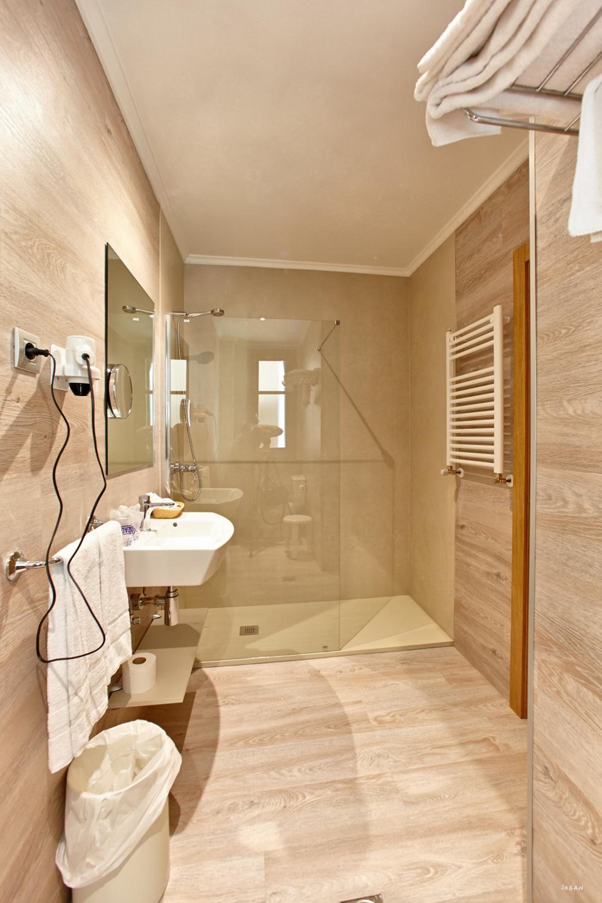 Double or Twin Room - Photo 12