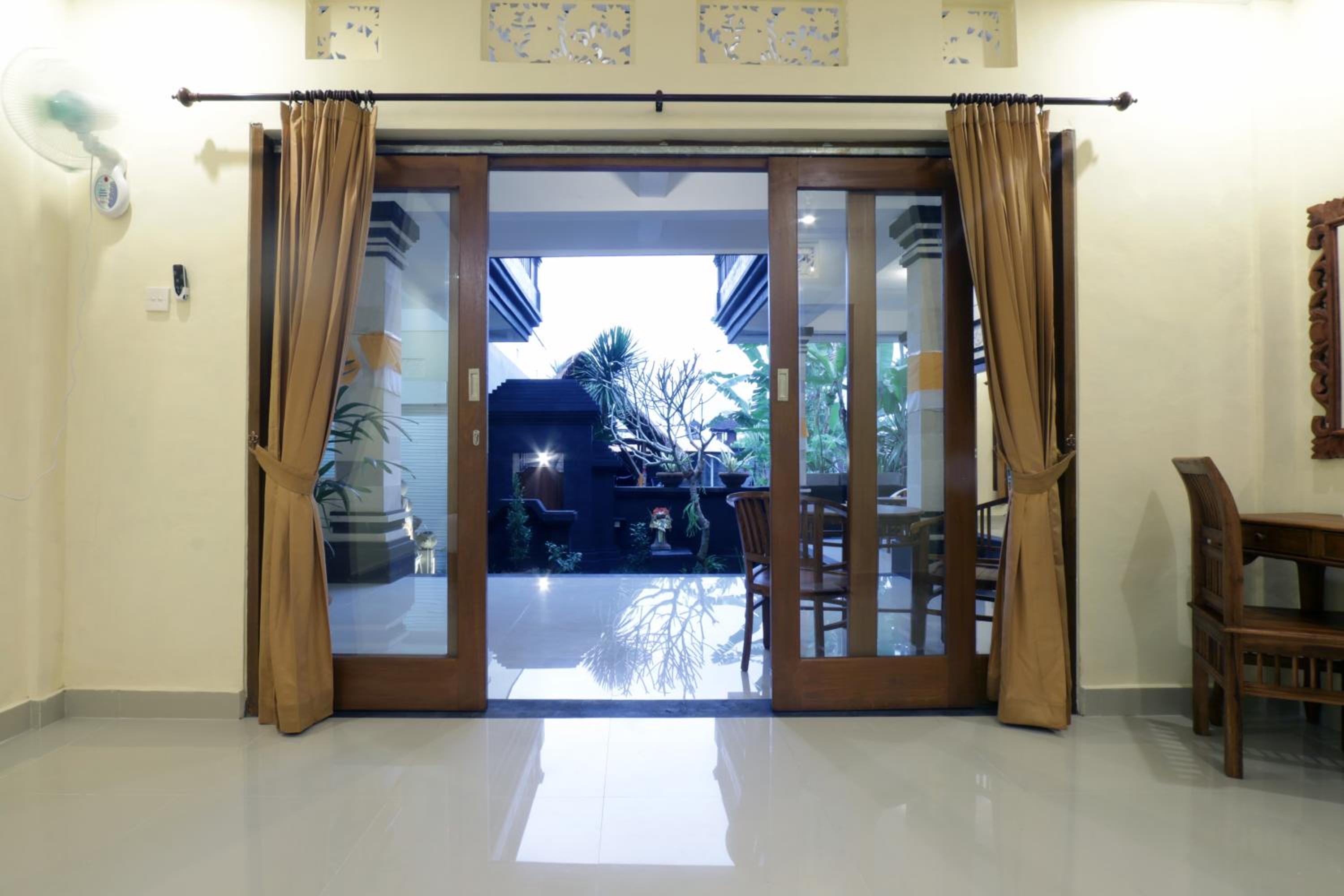 Budget Double Room - Photo 9