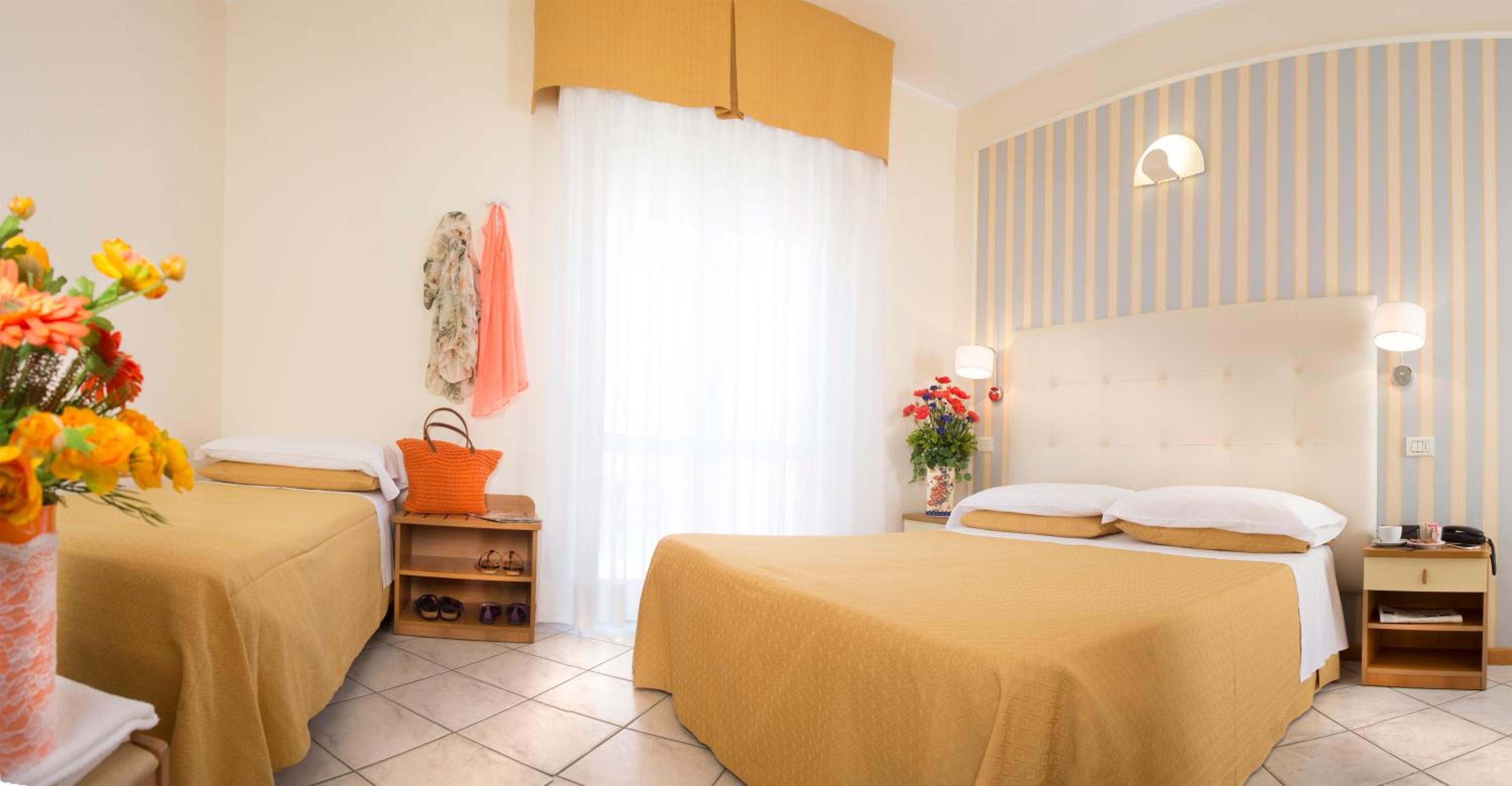 Standard Dreibettzimmer mit teilweisem Meerblick