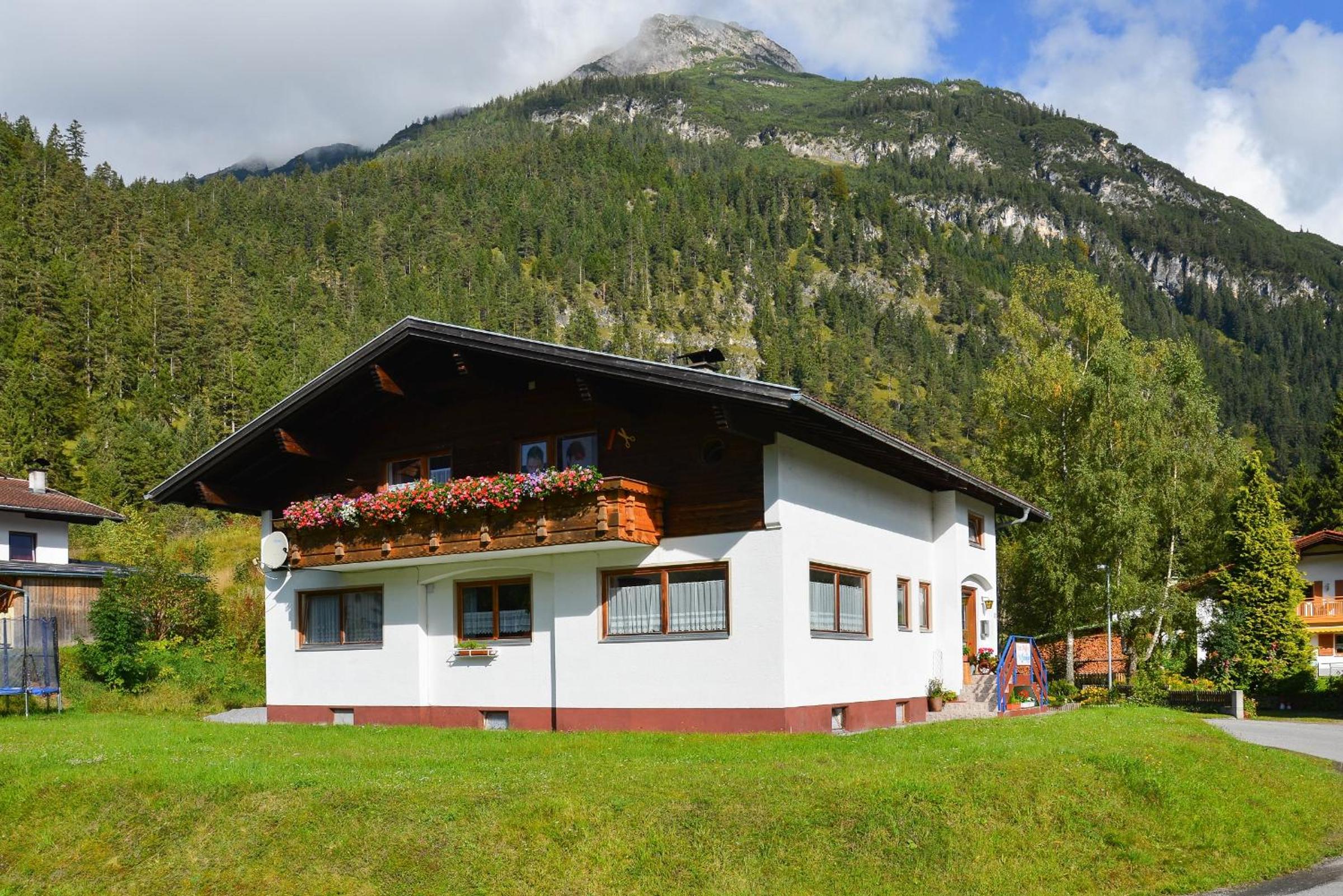 Apartment with Mountain View photo 3