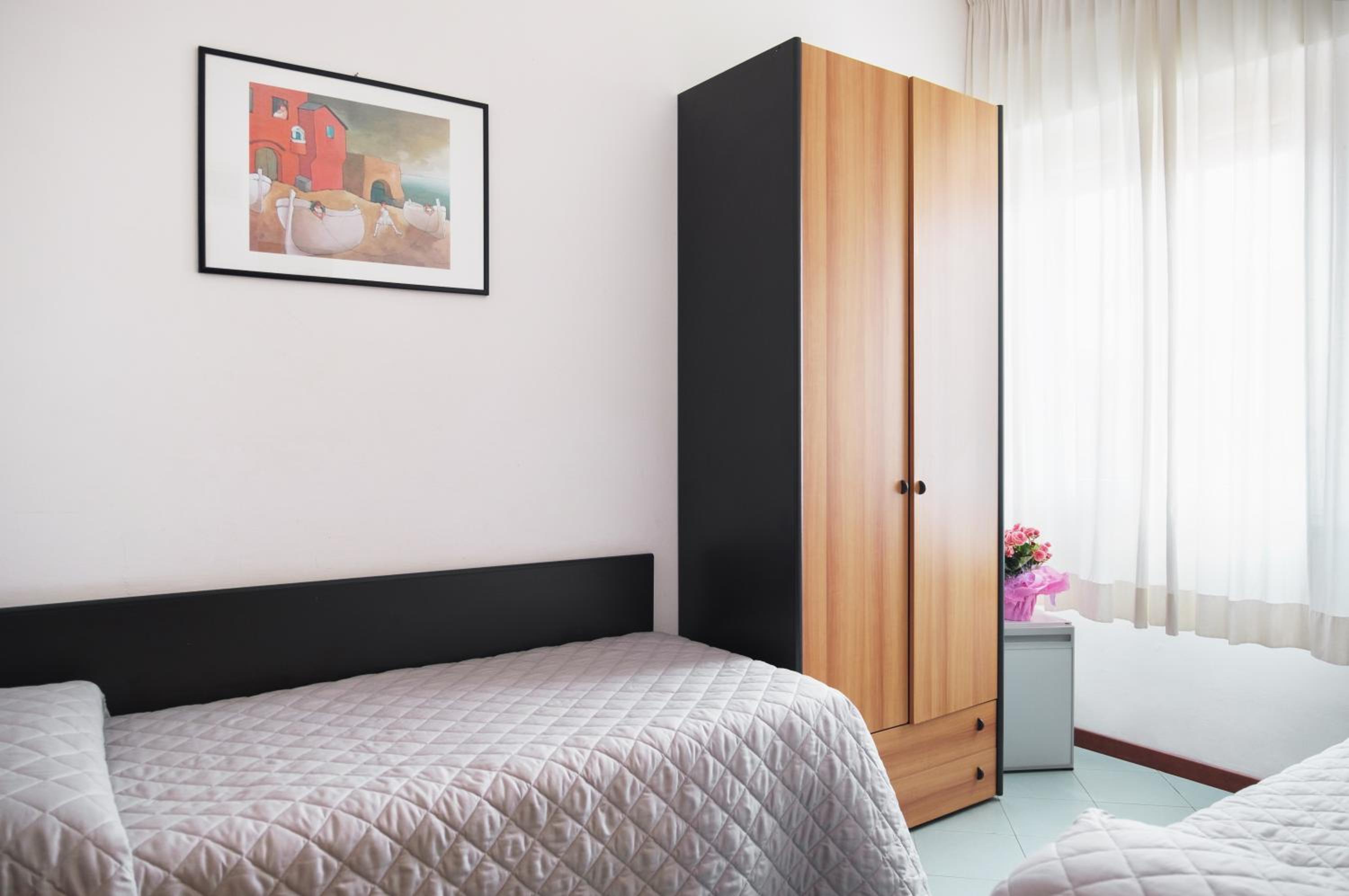Economy Twin Room - Photo 3
