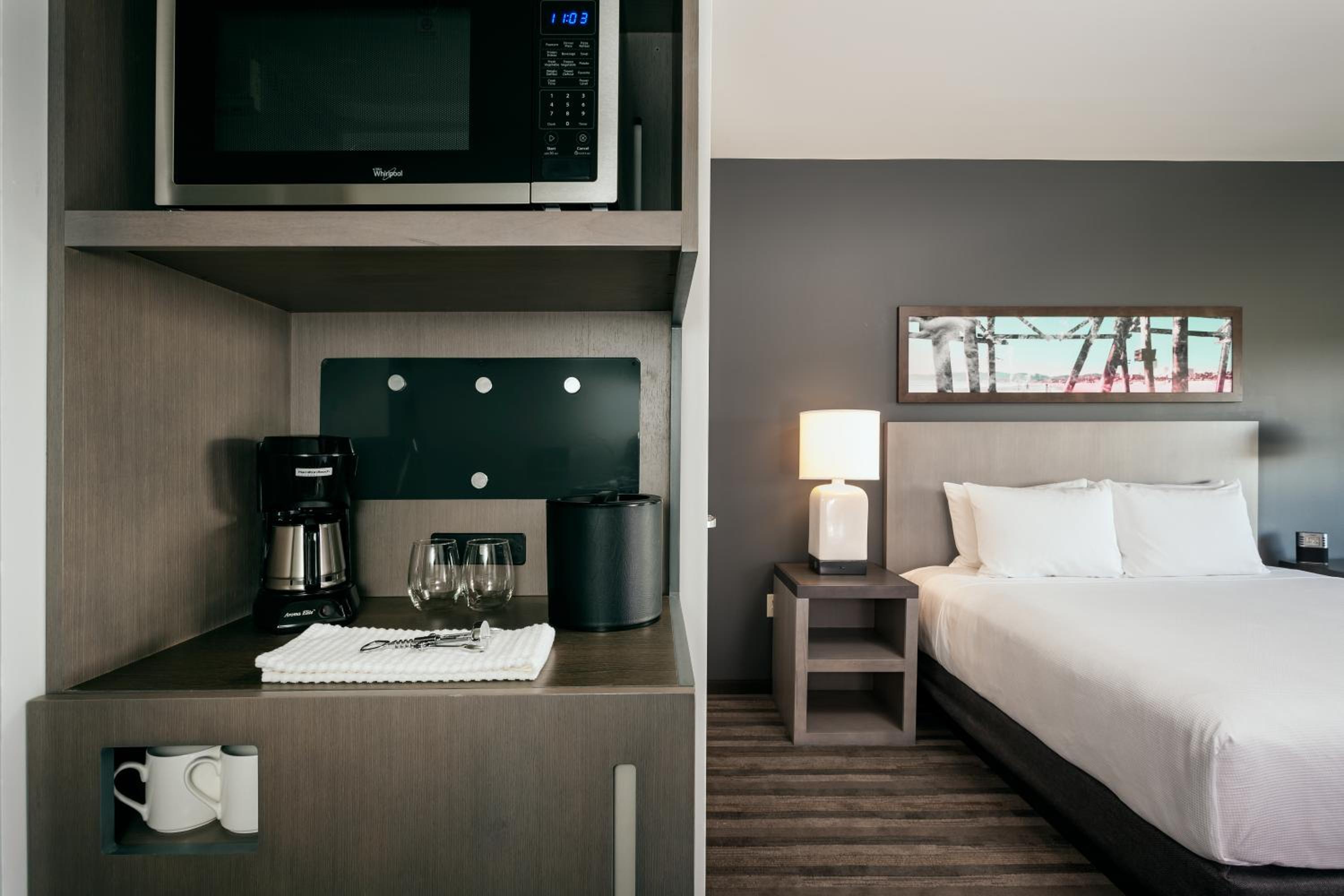 King Studio Suite with Kitchen and Accessible Tub photo 2