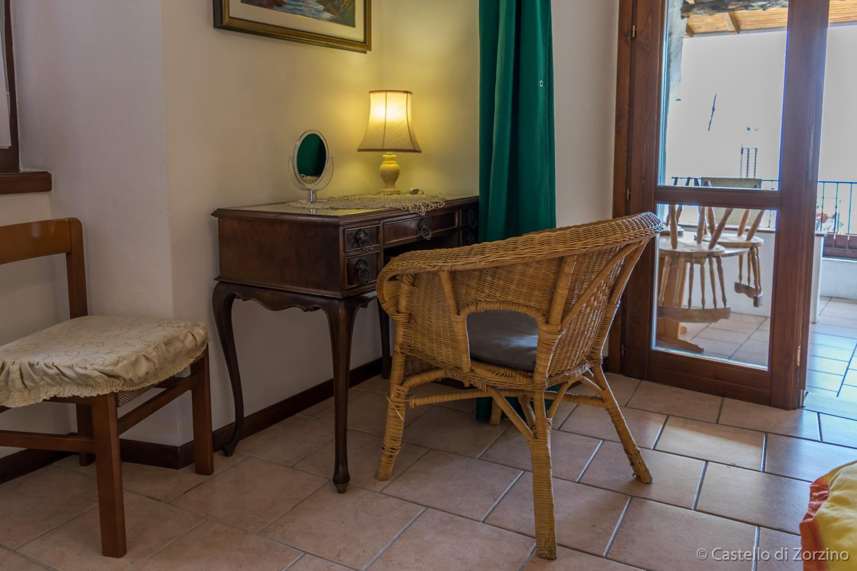 Three-Bedroom House with Lake View photo 1