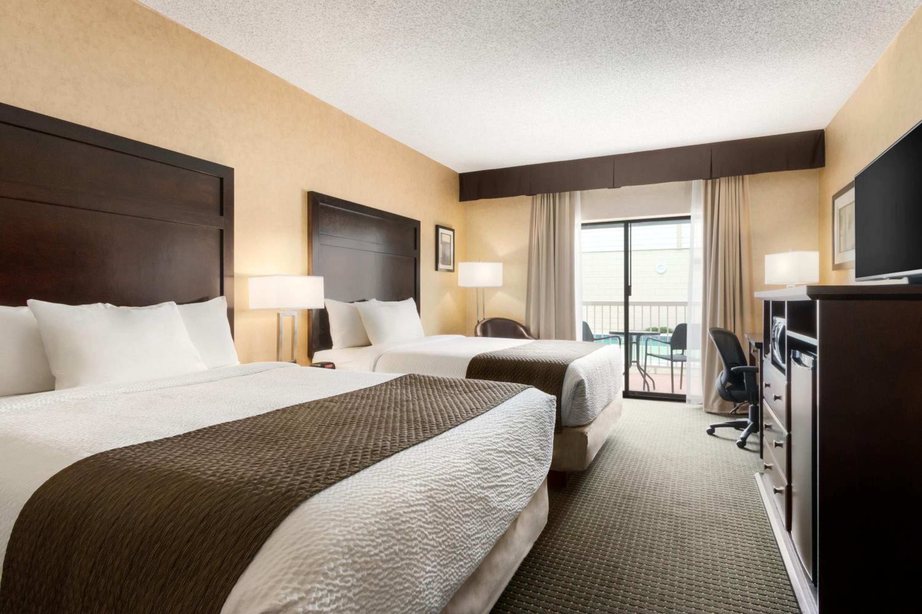Queen Room with Two Queen Beds - Non-Smoking - Photo 3