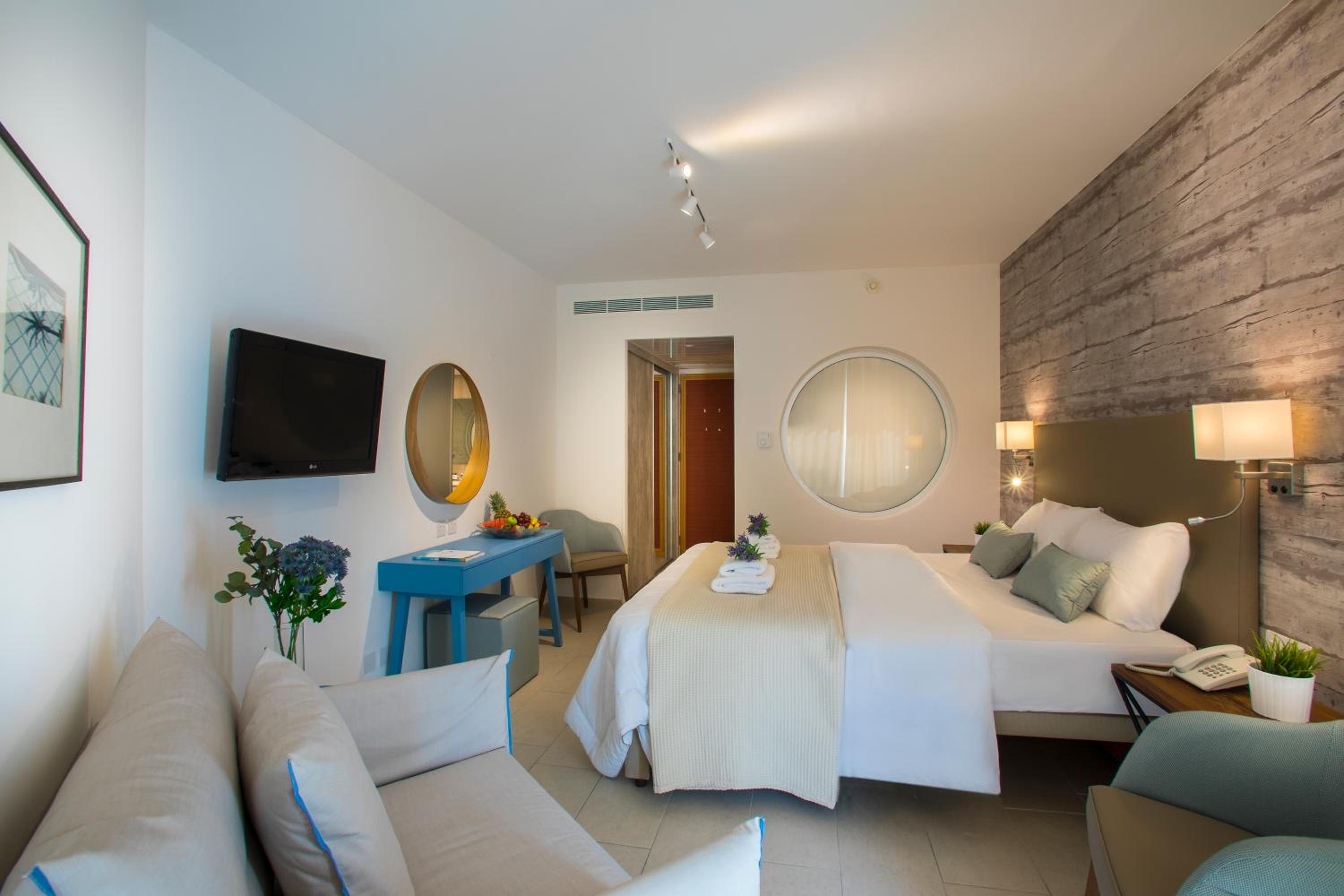 Double or Twin Room with Mountain View