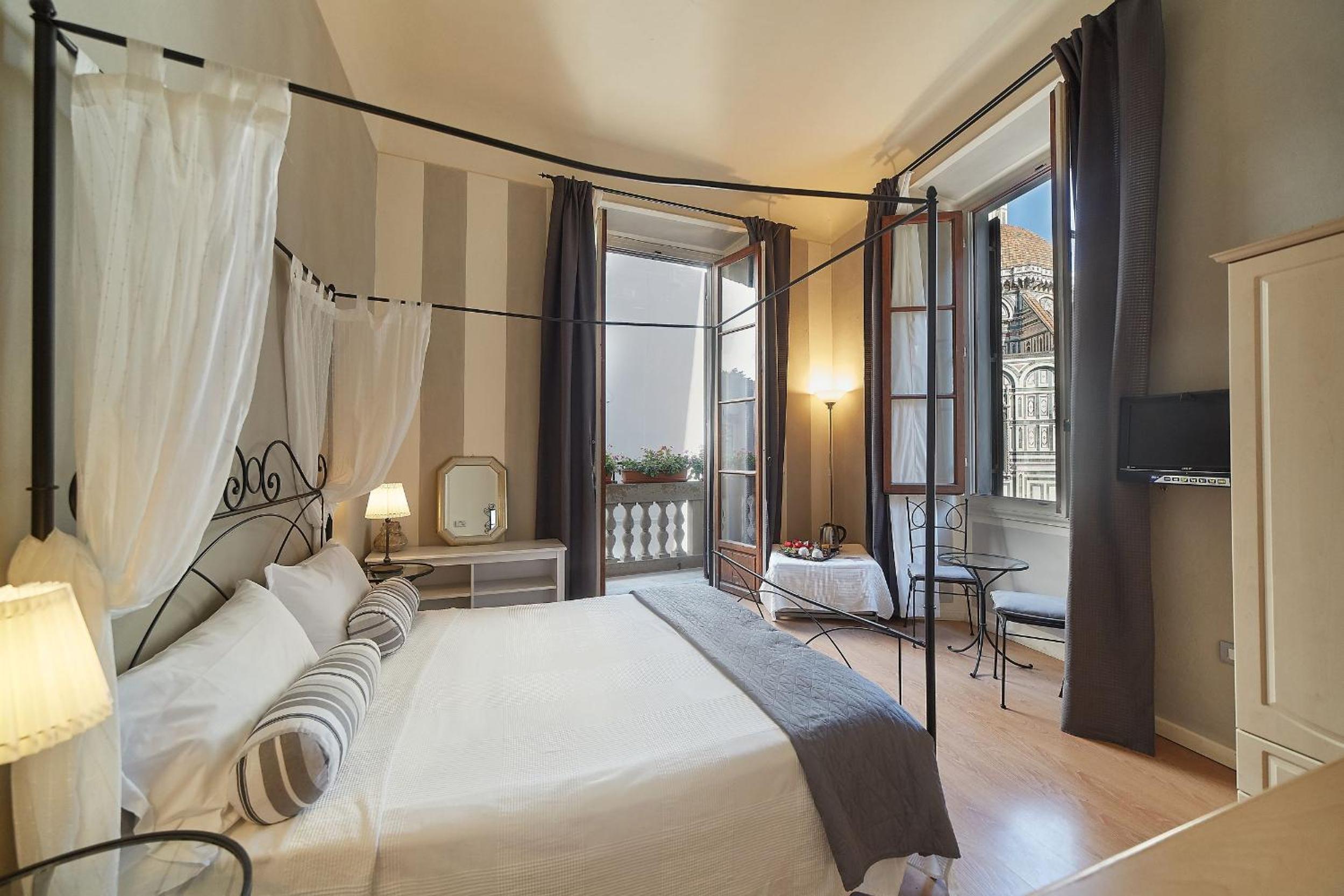 Deluxe Double Room with Balcony photo 1