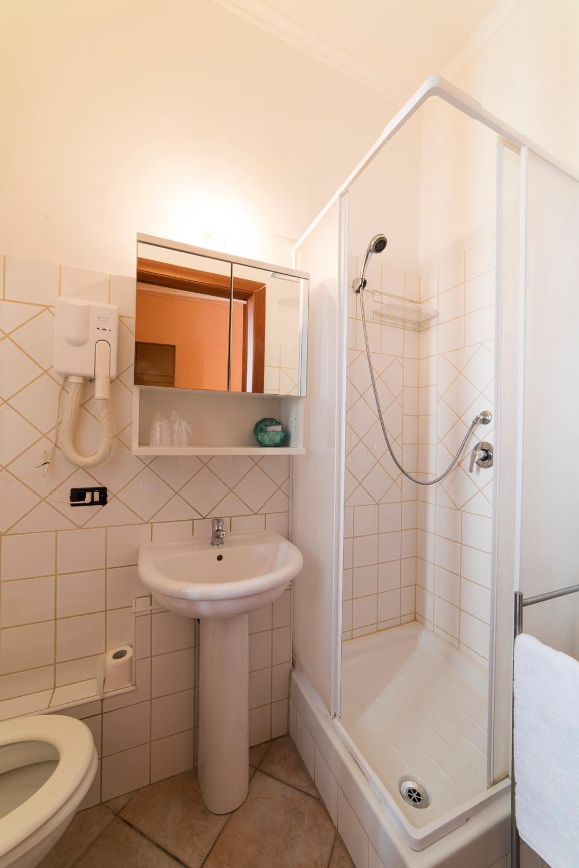 Twin Room (Via Teobaldi, 2) - Photo 4