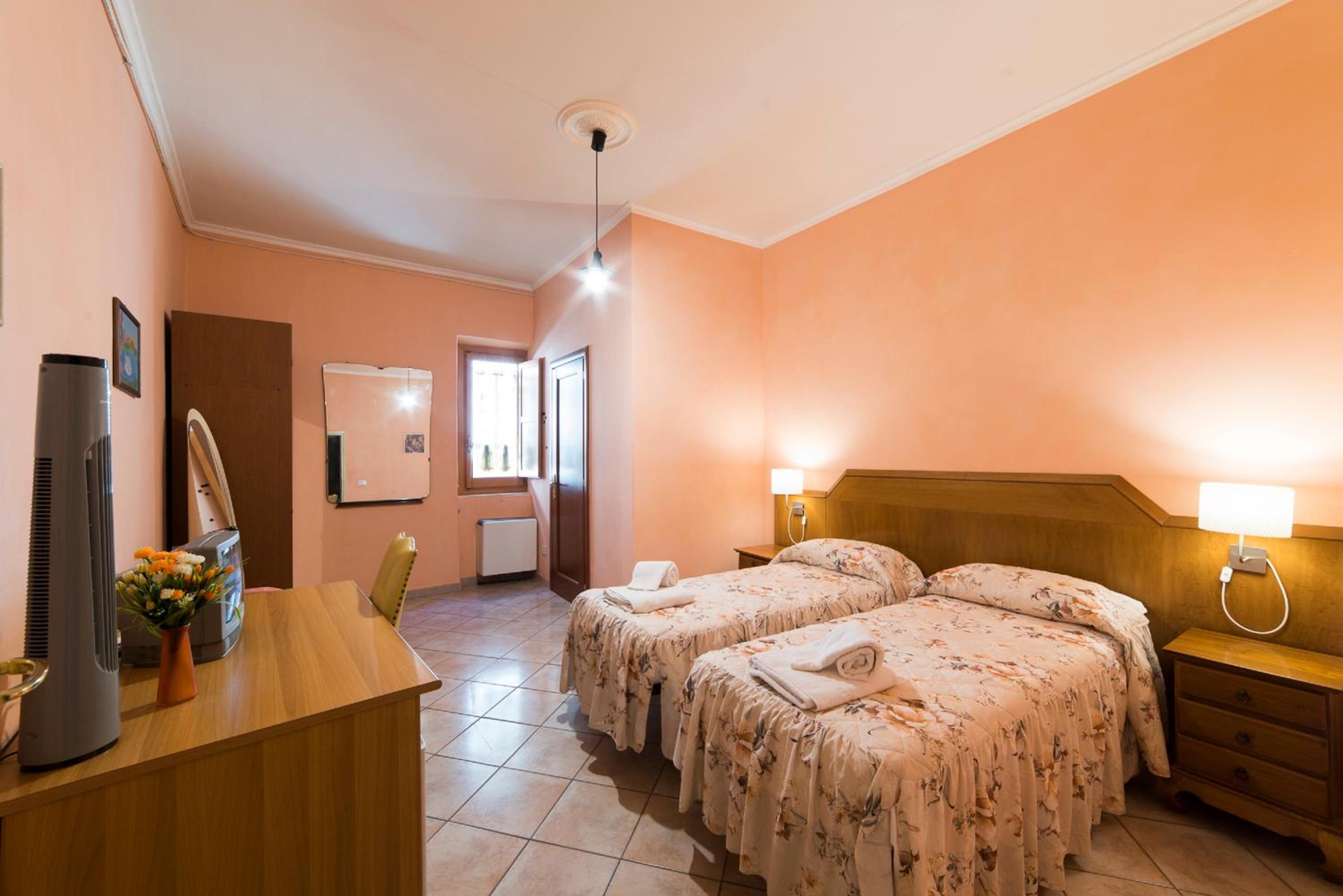 Twin Room (Via Teobaldi, 2) - Photo 1