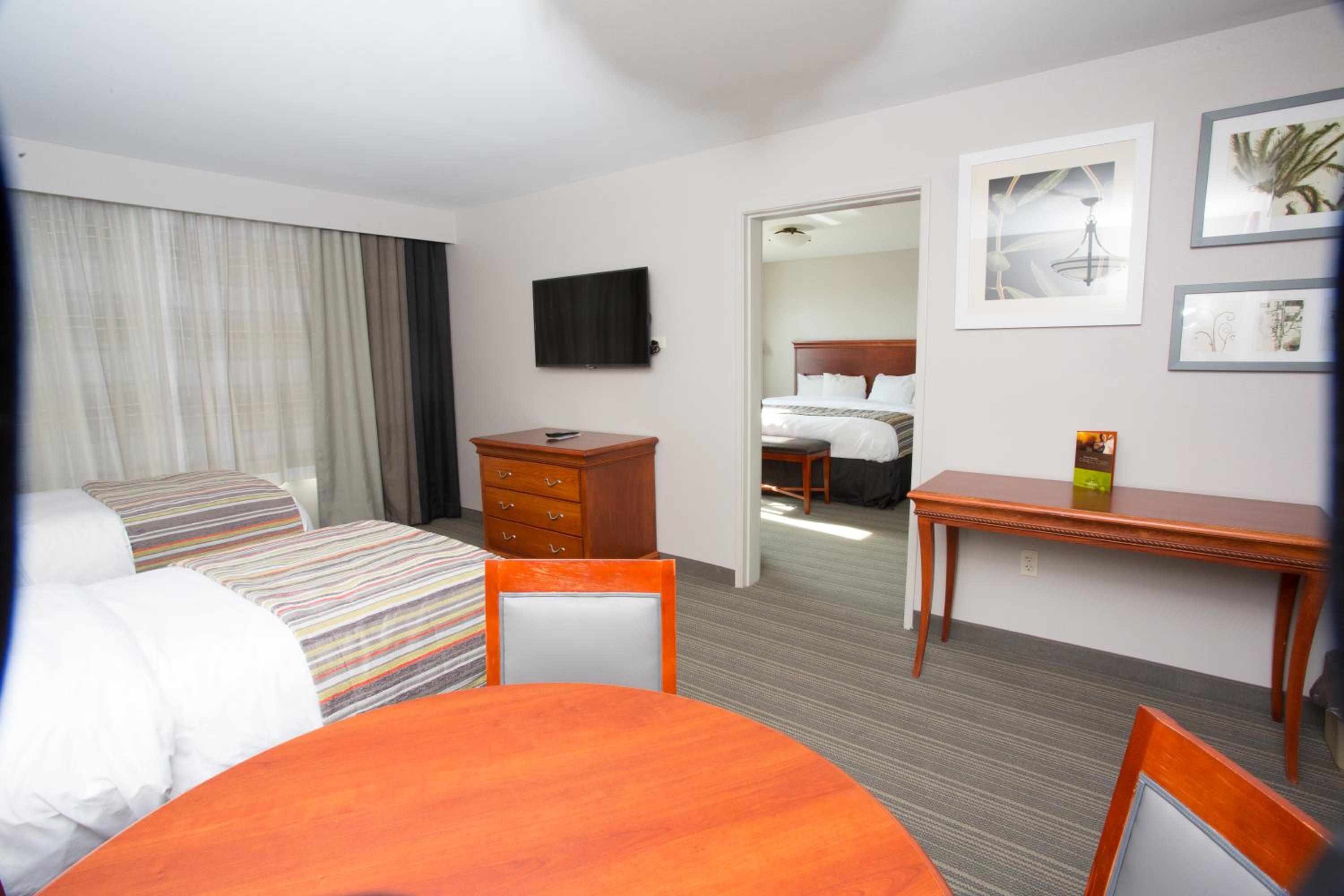 Extended Stay King Suite with One King bed and Two Single Beds - Non-Smoking - Photo 3