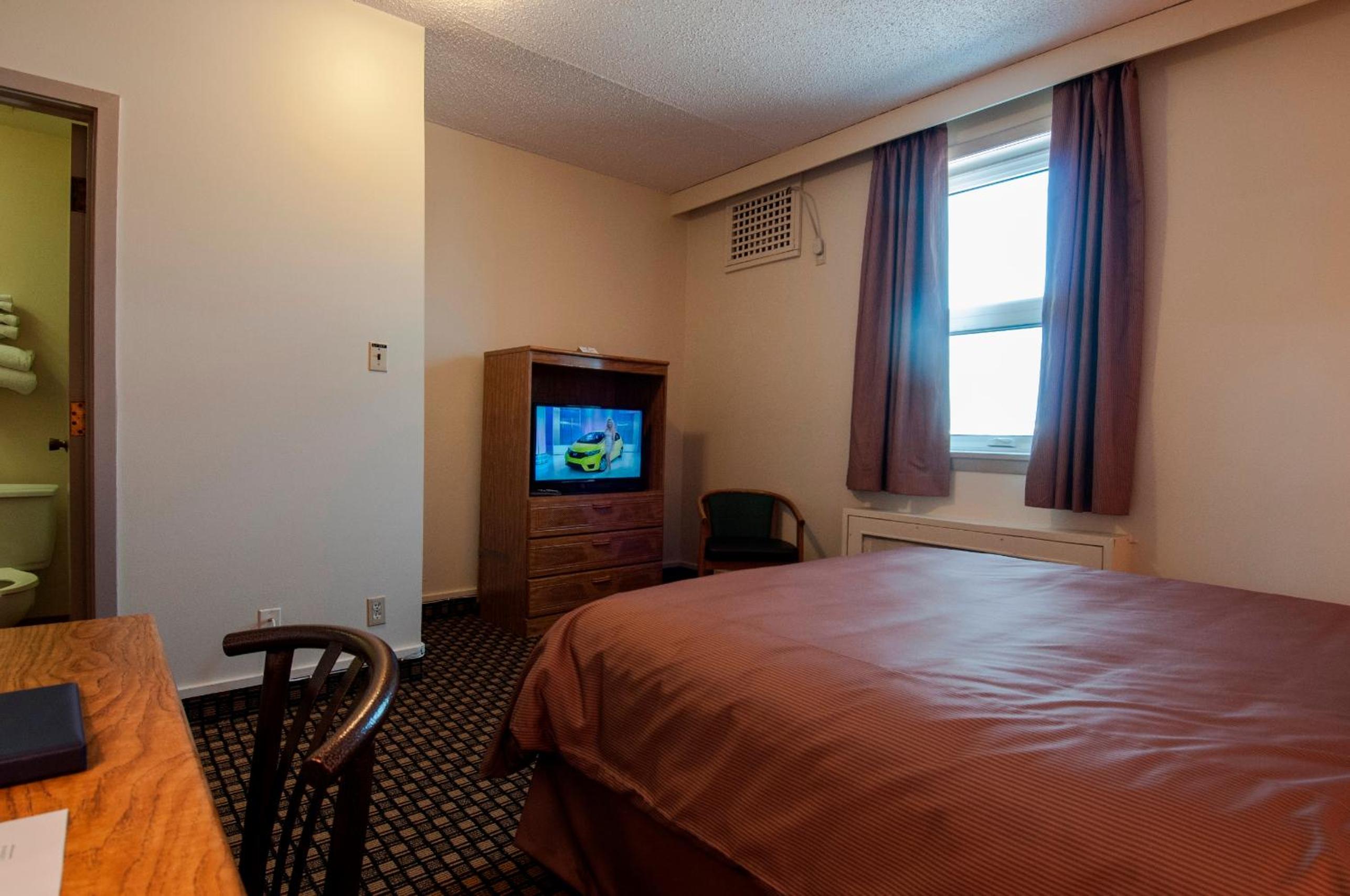 Economy Queen Room photo 2