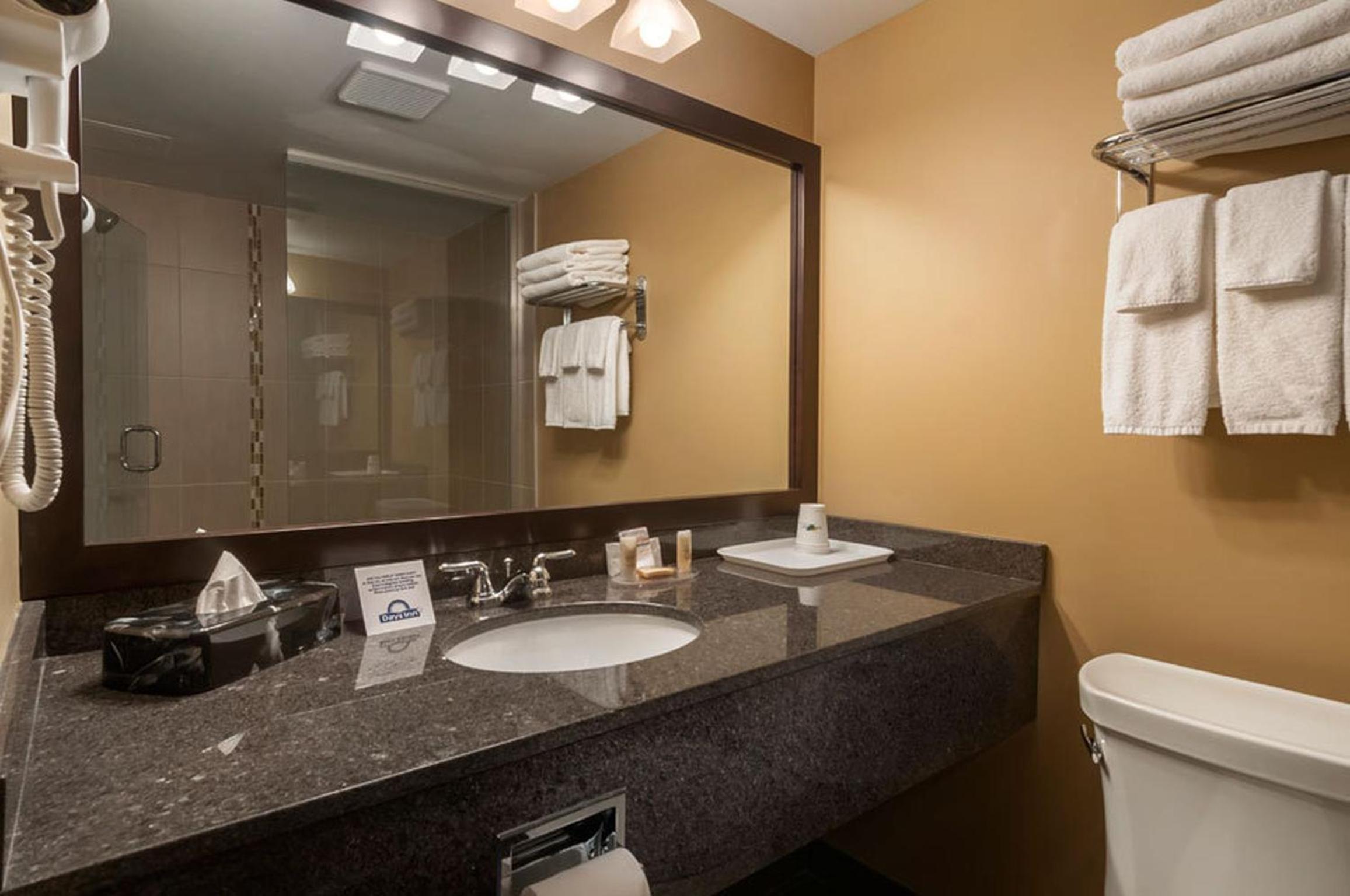Double Queen Room with Bath Tub - Non-Smoking - Photo 2