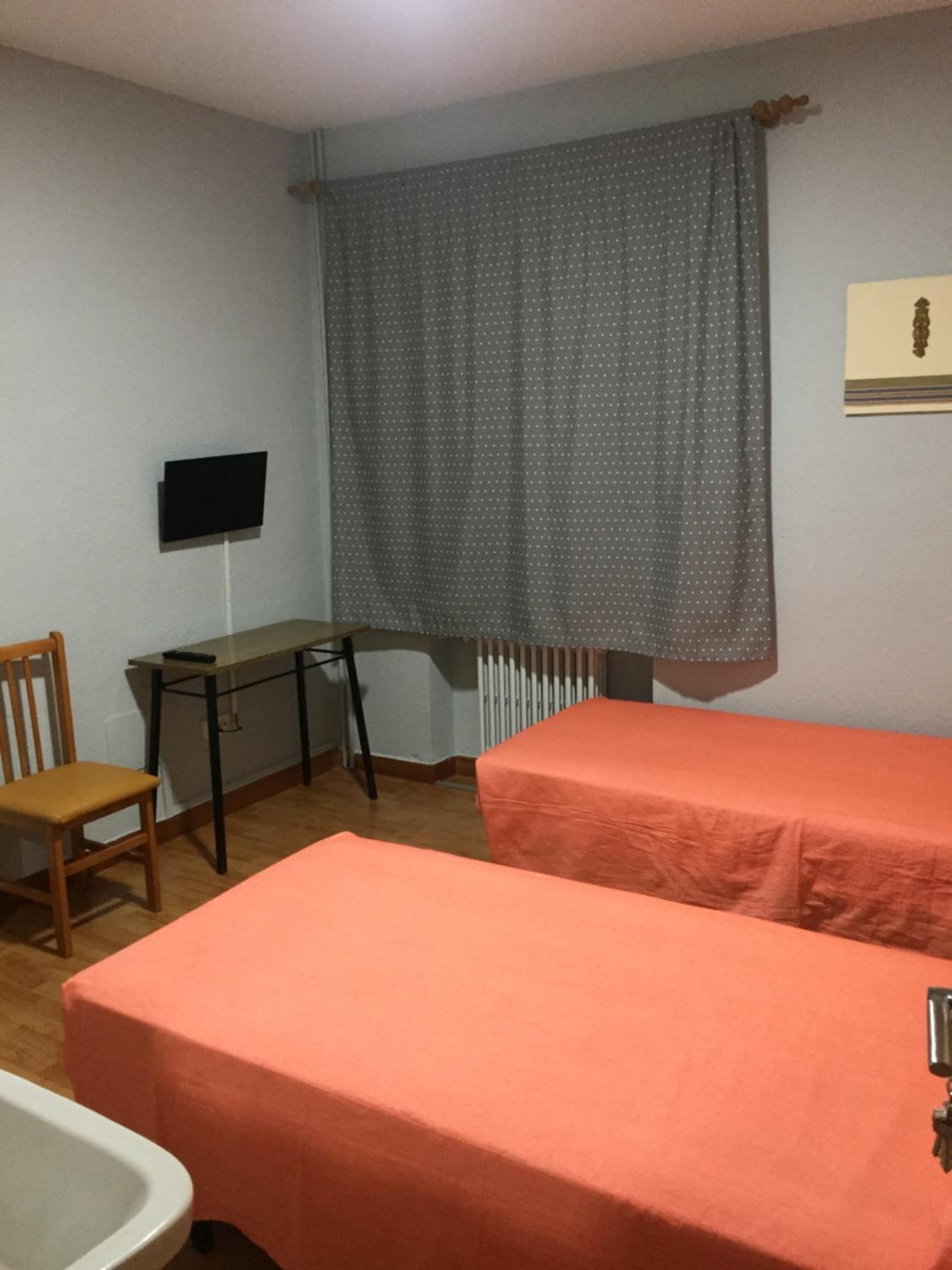 Habitación Estándar con Dos Camas y Baño Compartido