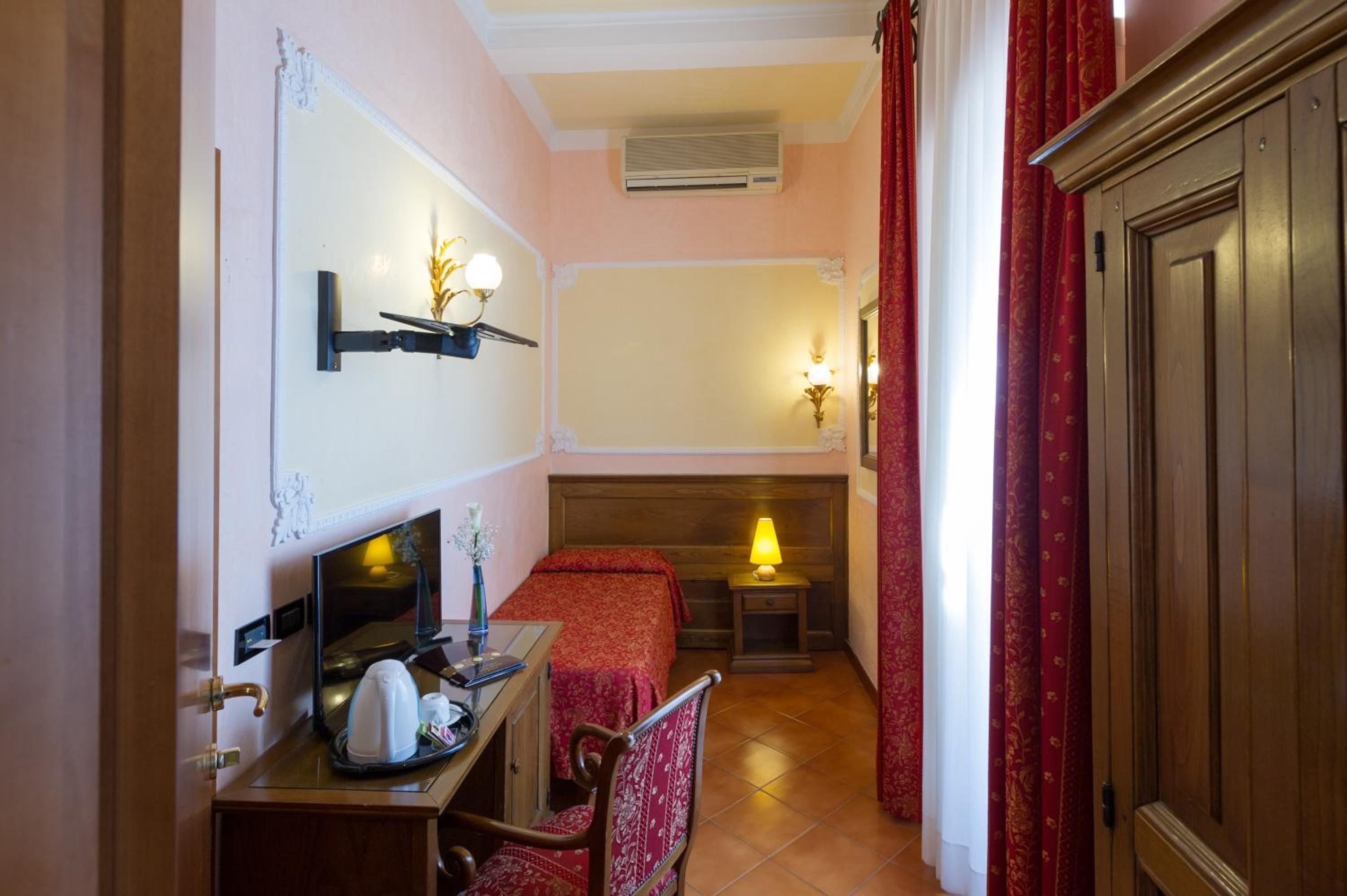 Small Single Room photo 1